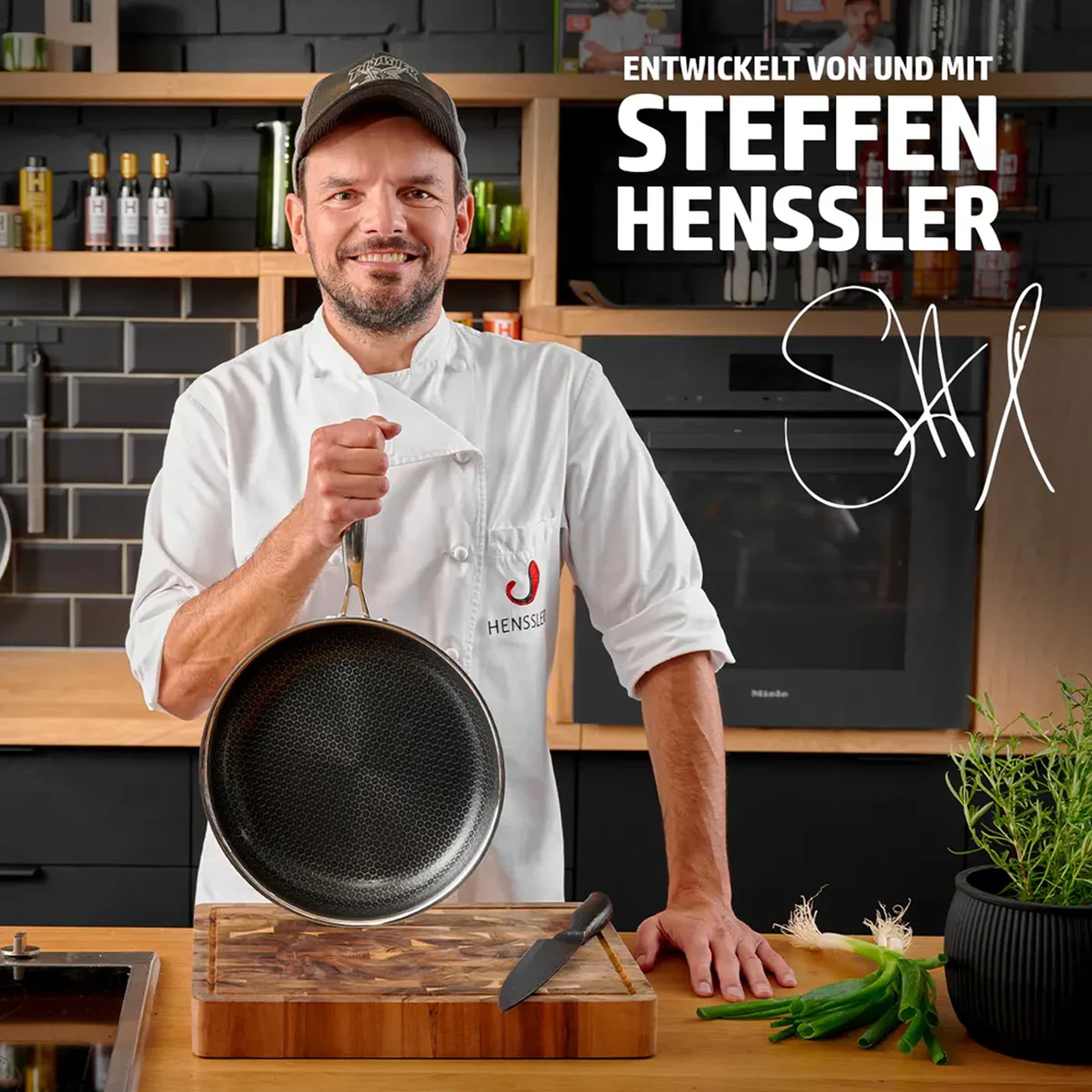 HENSSLERS® Sautepfanne 26cm mit Deckel [FÜR ALLE HERDARTEN INKL. INDUKTION] - Sauteuse Edelstahl - Pfanne Hoher Rand - Schmorpfanne mit Deckel für Induktion - Tiefe Pfanne mit Antihaftbeschichtung