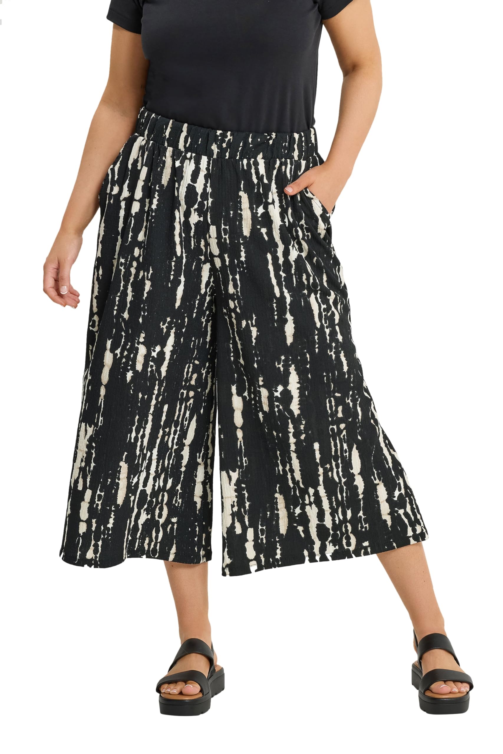 Yours Women's Black Cropped Abstract Wide Leg Trousers In | Size: 22/24