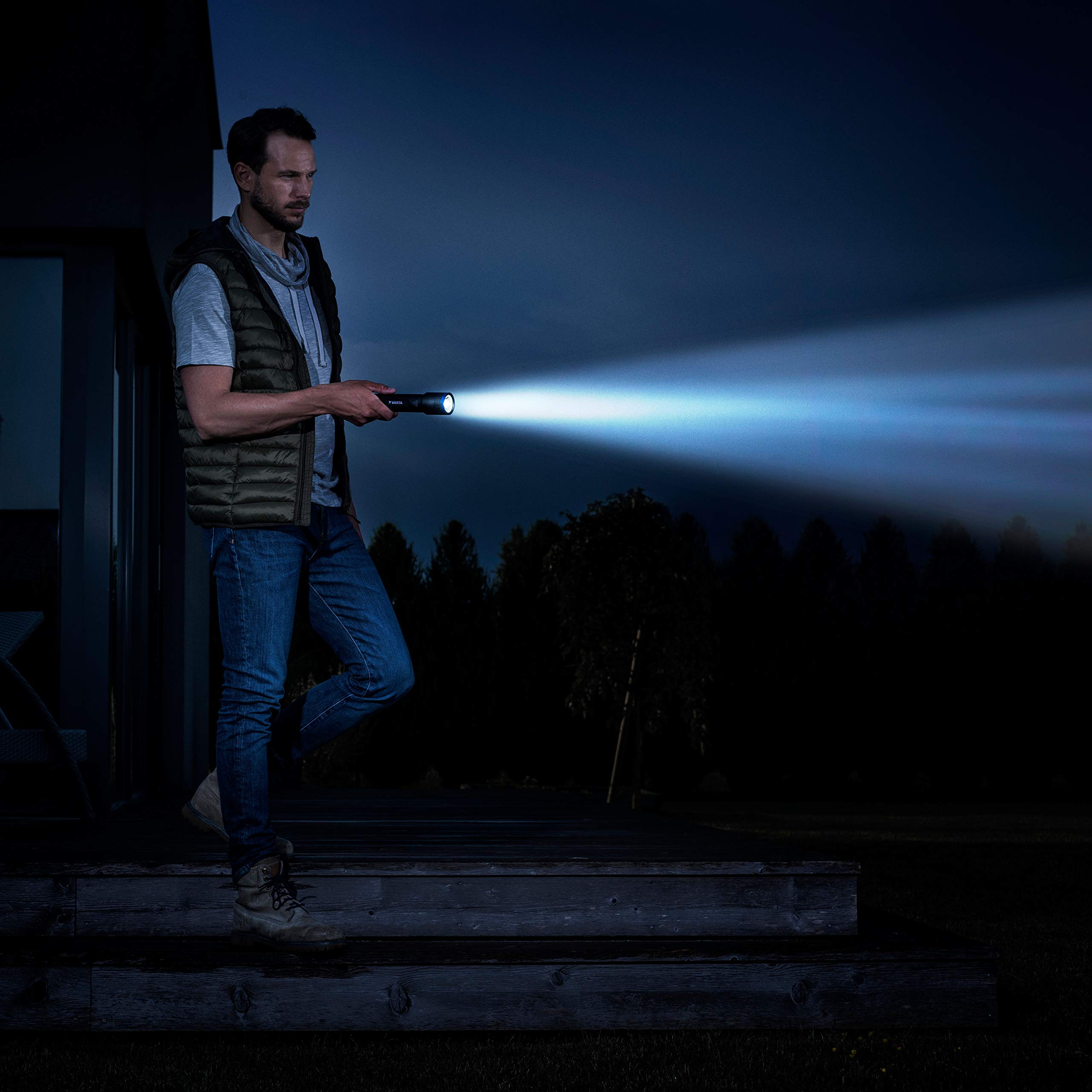 Lanterna Varta Night Cutter Pro F30R, 1500 Lm, 5 Niveluri De Lumina 280 M Gama Fasciculului Ip67 18921101111