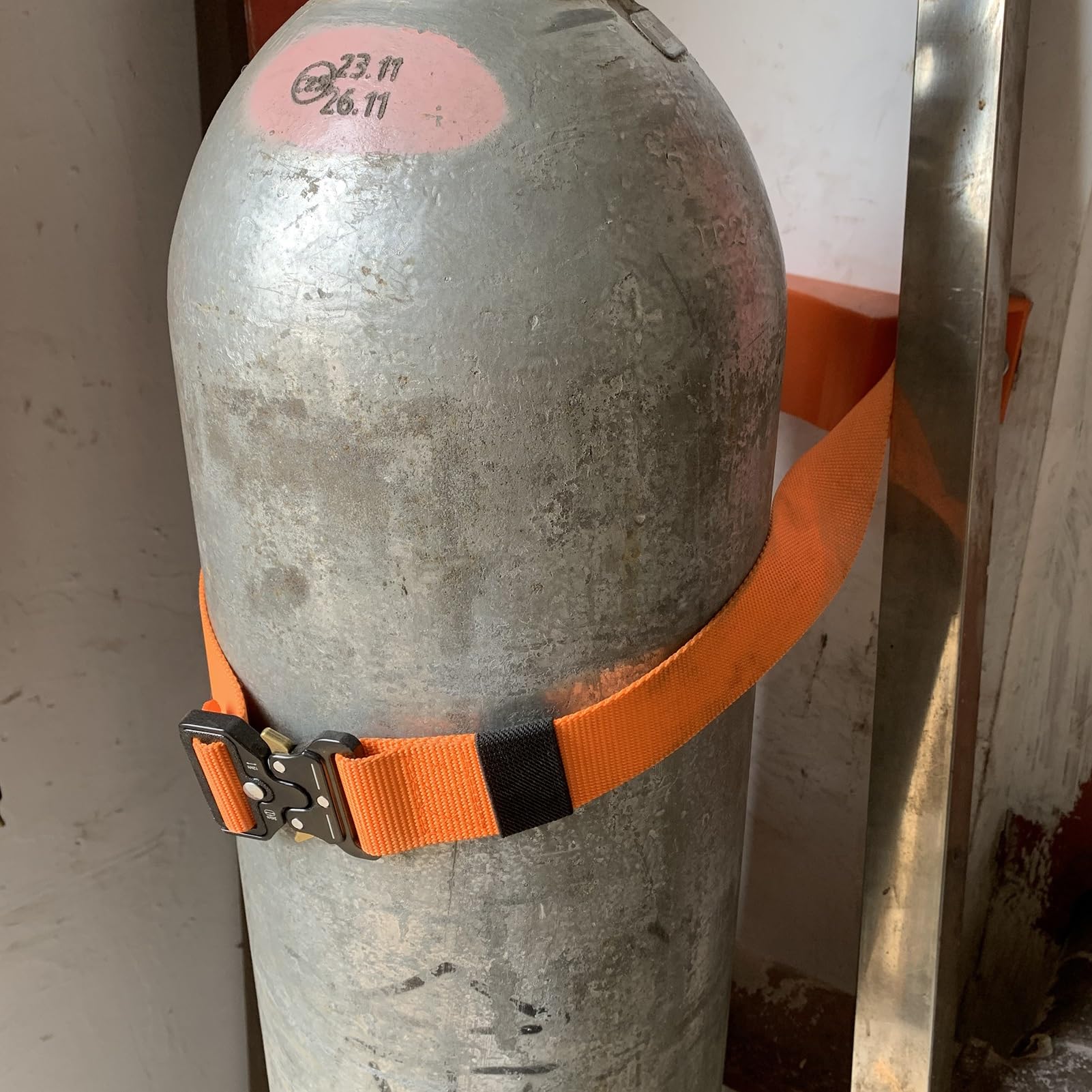 ASerZenith Oxygen Cylinder Rack Wall Mounted Oxygen Propane Tank Rack, Gas Cylinder Bracket With Long 39 In Safety Straps, Oxygen Bottle Stand For Hospital/Laboratory,Orange