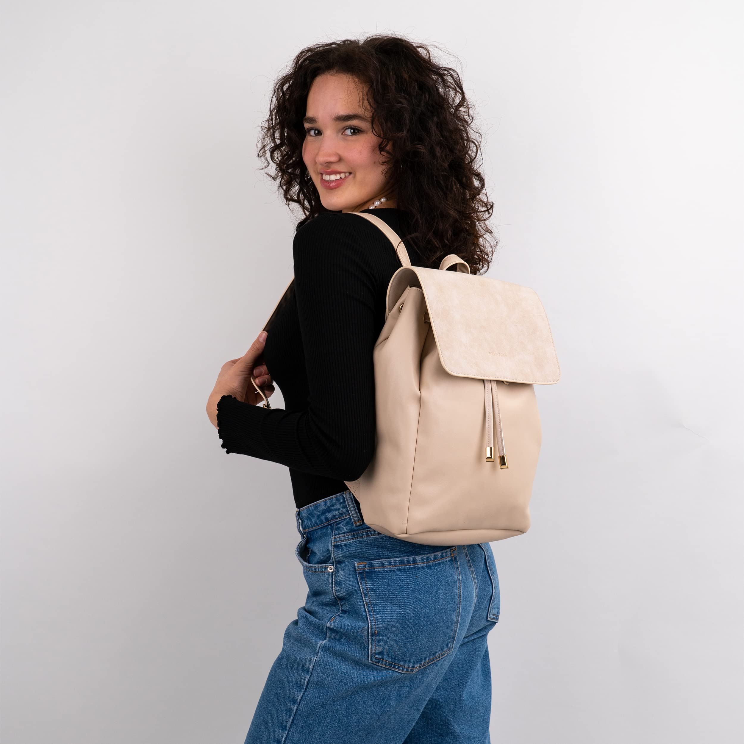 Expatrié Rucksack Damen Elegant Beige - Estelle - Moderner Kleiner Tagesrucksack für City, Business & Uni - Kunstleder Damenrucksack Klein - Wasserabweisend