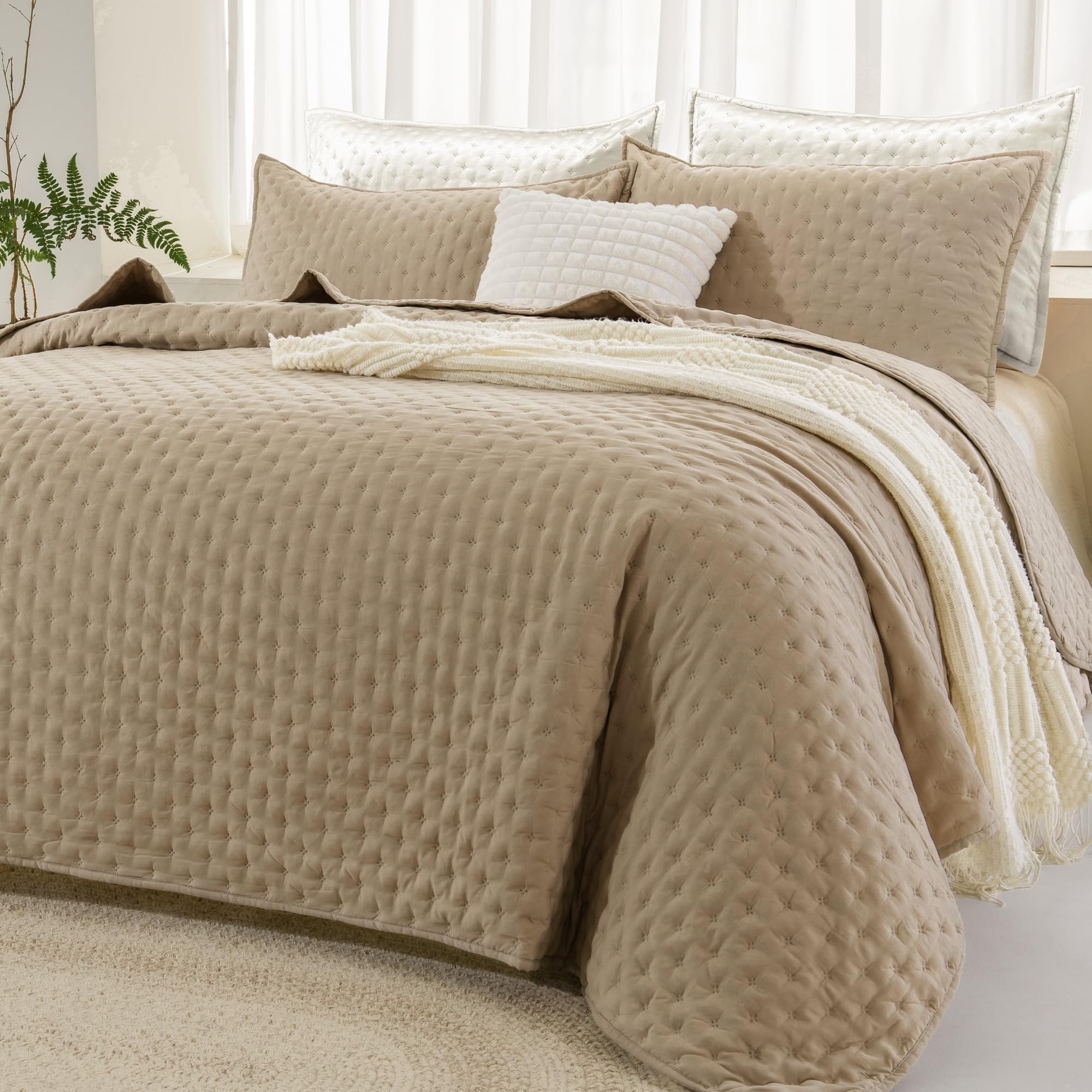 Andency Beige Queen Size Quilt Bedding Set