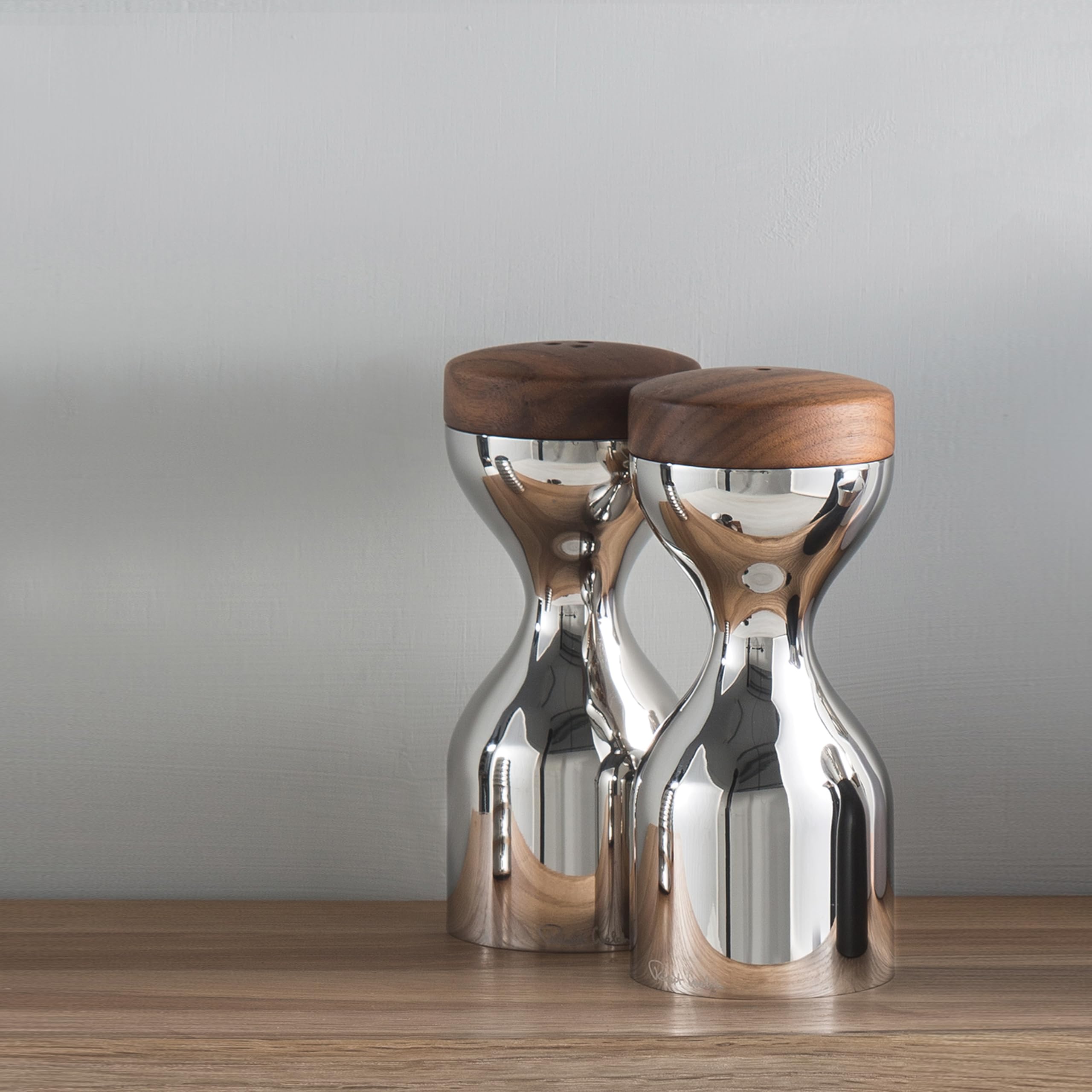 Limbrey Bright Salt & Pepper Mills Set. Made from 18/10 Stainless Steel, Walnut Top. 10 Year Guarantee, Silver - Image 2