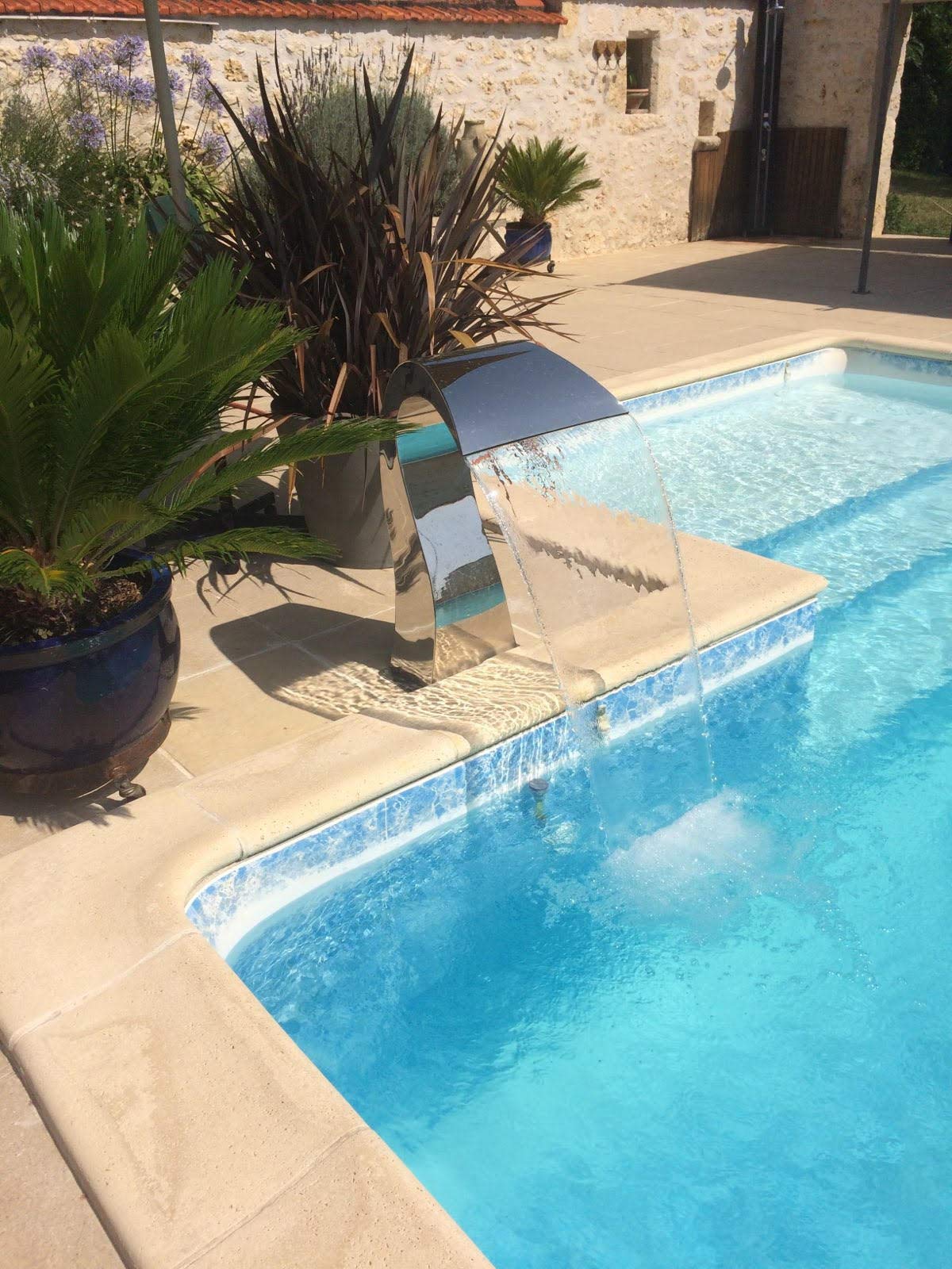Fontaine Piscine Bassin Modèle Demi cœur Hauteur 80,5cm / Larg 47cm