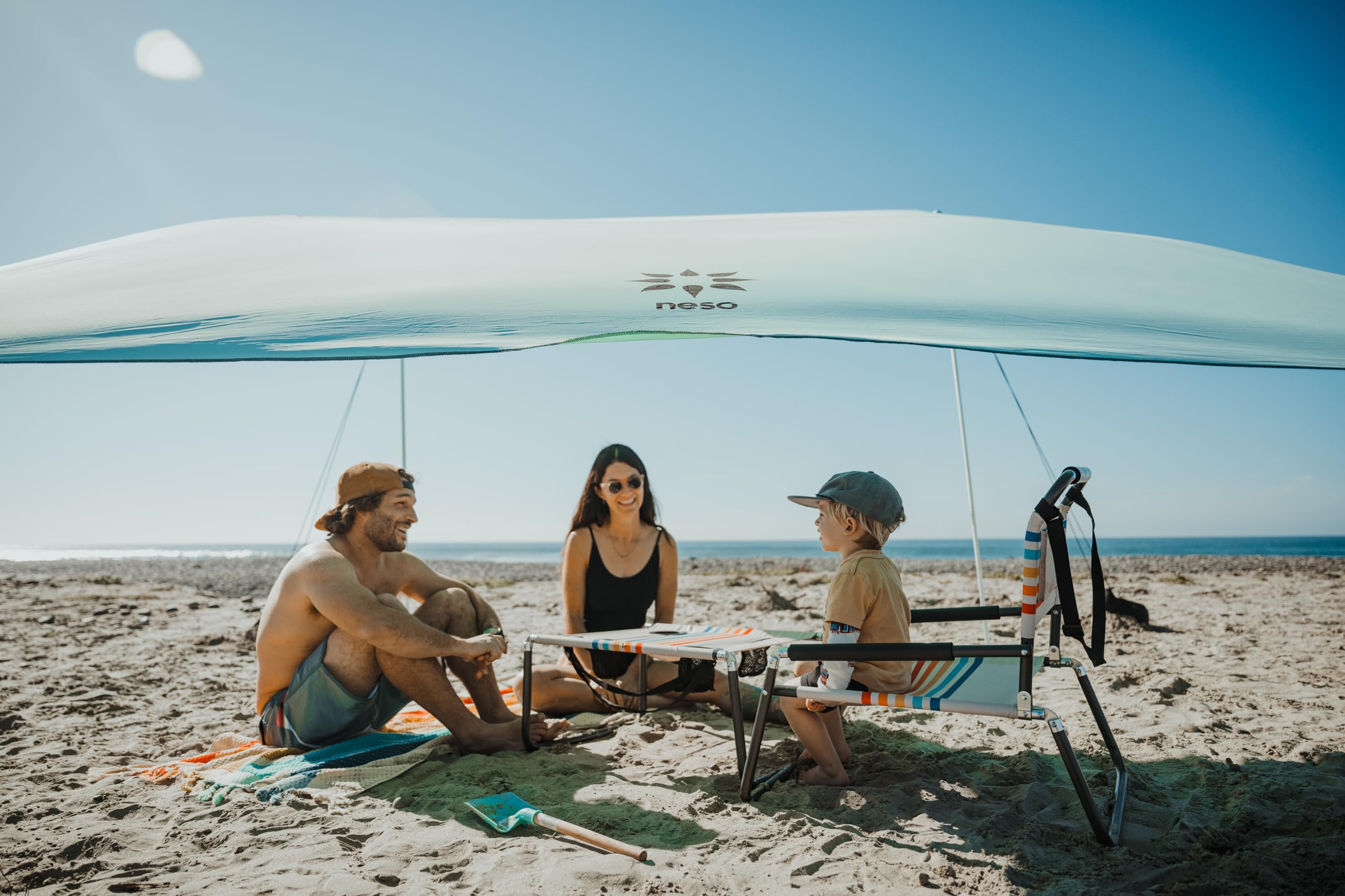 Neso Tavolo da spiaggia, leggero, portatile e pieghevole, per spiaggia, campeggio e avventure all'aria aperta, superficie stabile, con portabicchieri per bevande e tasche per telefono, arcobaleno