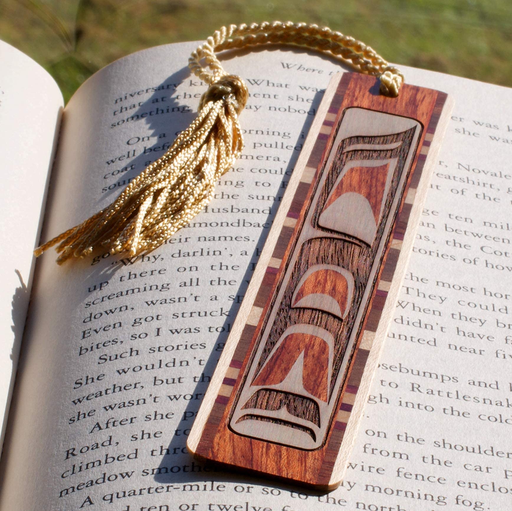 Von Indianern inspiriertes Kunstwerk, graviertes Holz-Lesezeichen mit Quaste, suchen Sie nach B07JQTVY7Y für personalisierte Version