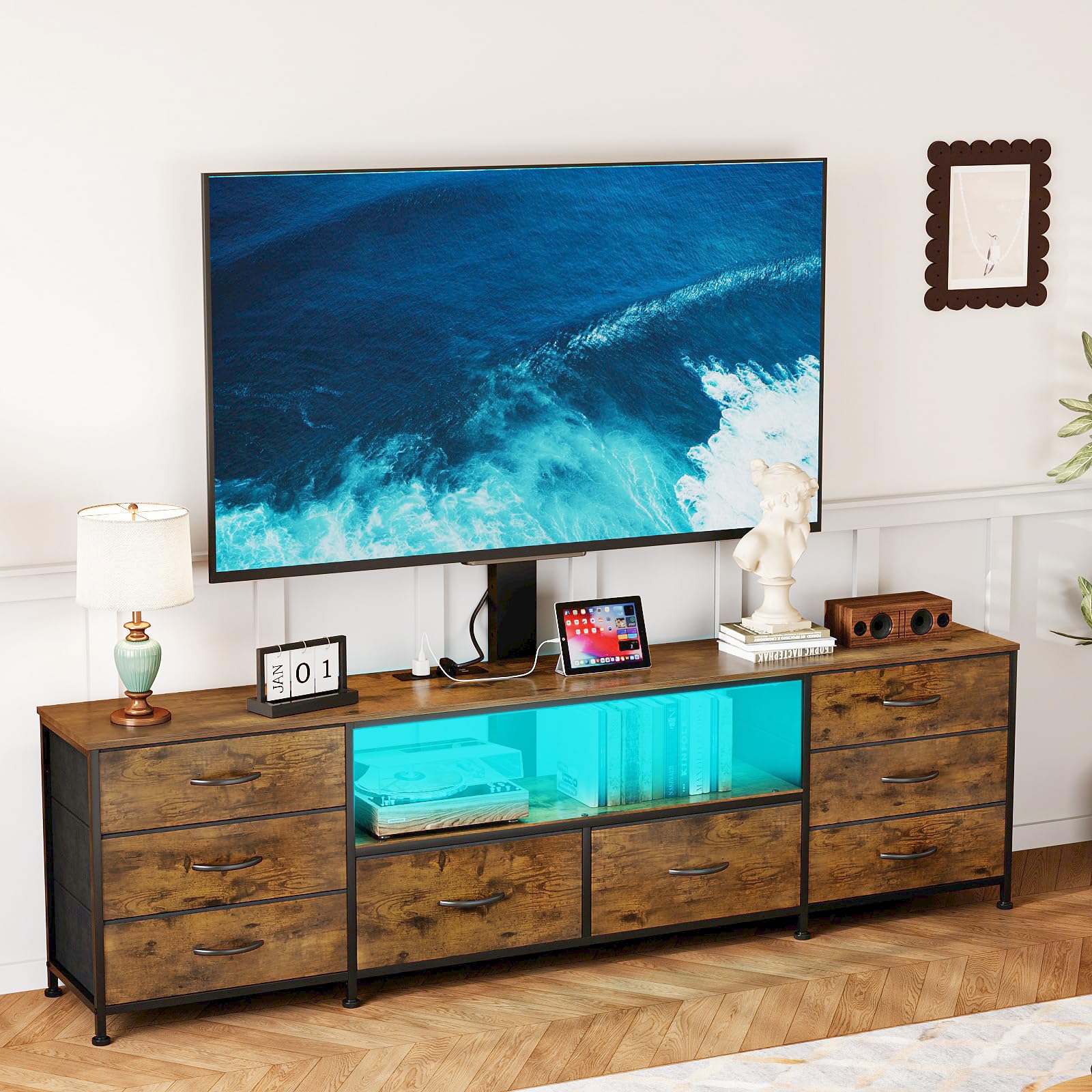 VEDECASA 180 cm TV lowboard con supporto TV, illuminazione a LED e barra delle prese, mobile TV con 8 cassetti in tessuto e vano aperto per dispositivi, tavolo TV industriale per TV da 32–80 pollici