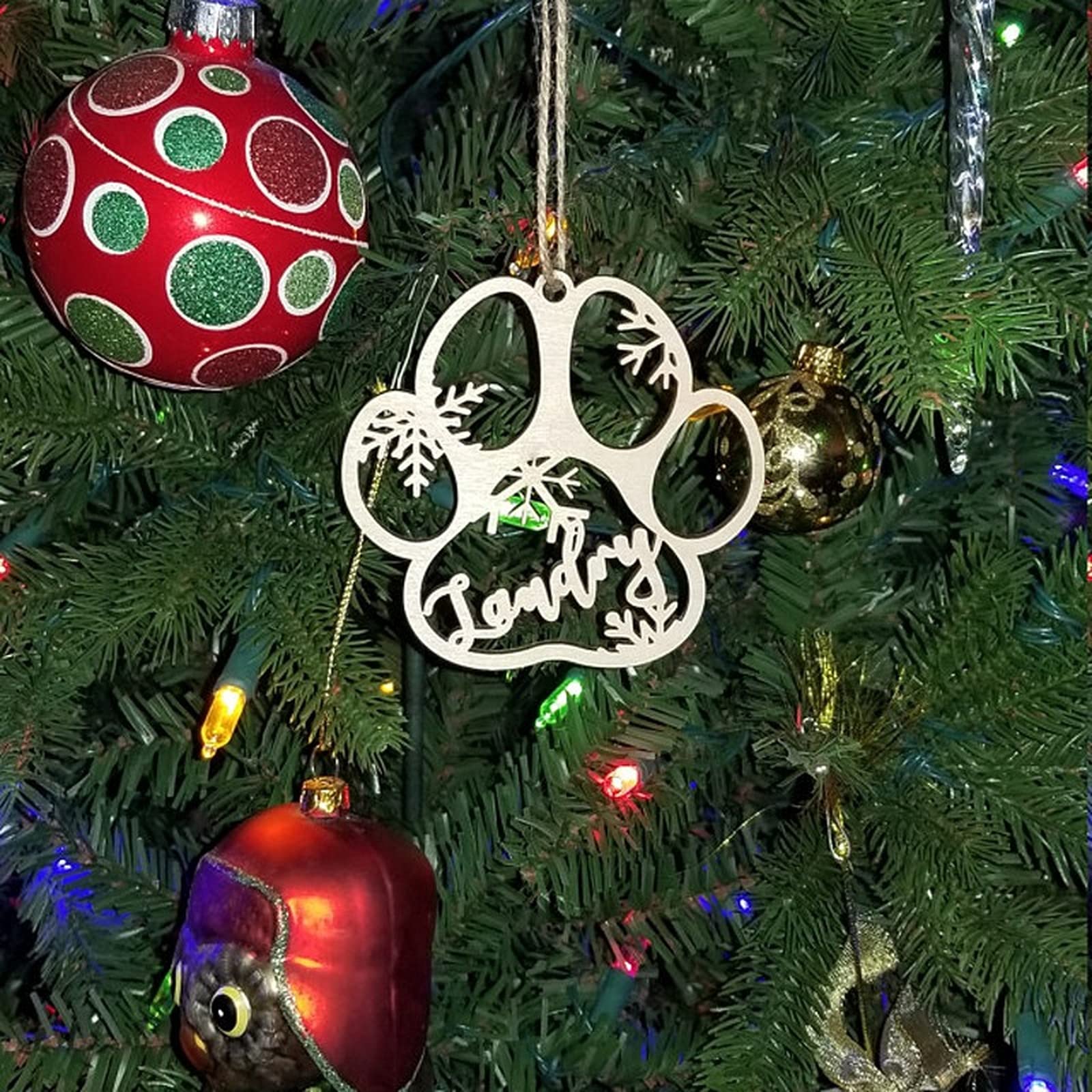 BO MEI Etiquetas de regalo personalizadas con el nombre de tu perro, adorno de Navidad personalizado para perro, bola de adorno de madera con nombre, decoración personalizada (1 unidad)
