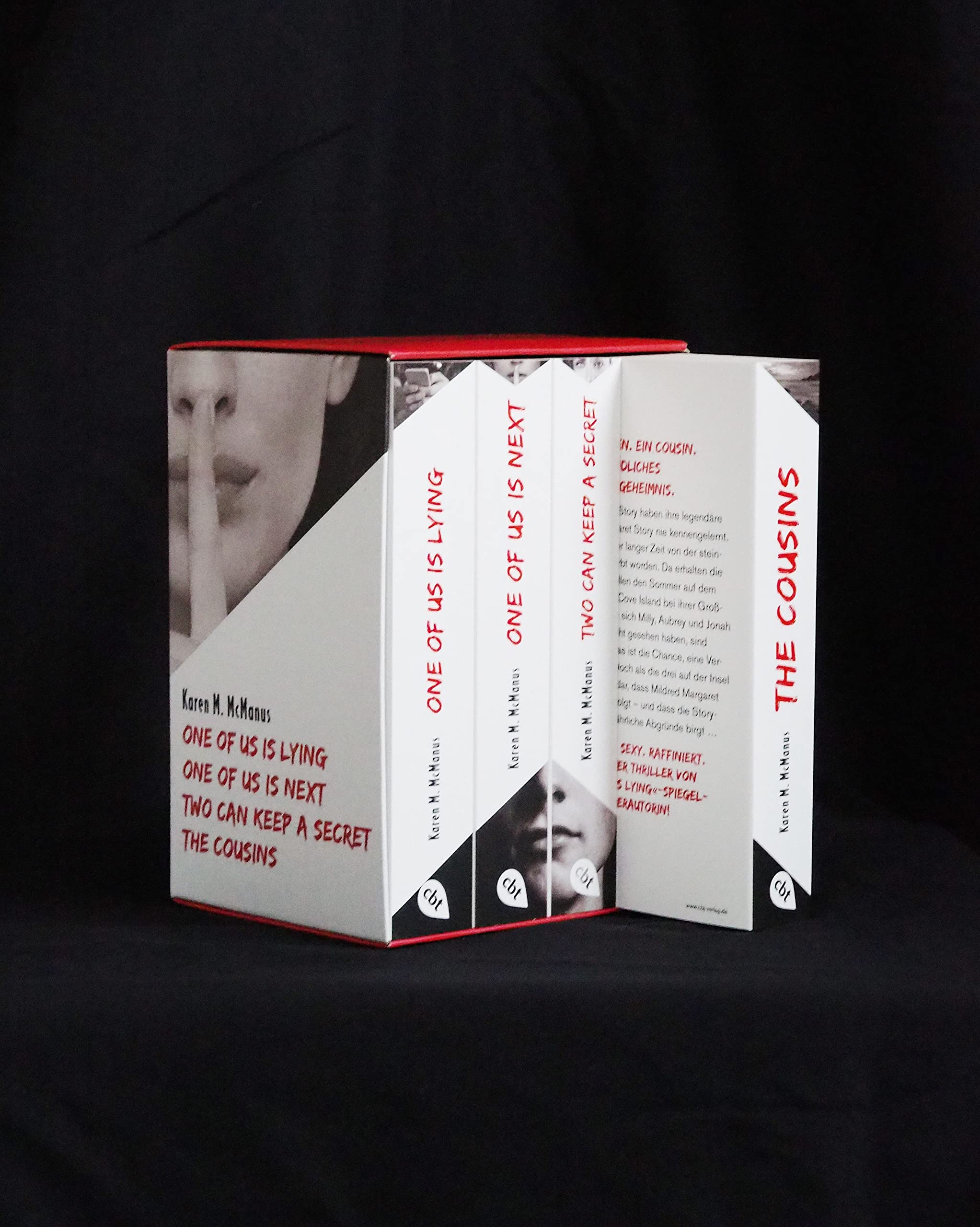 Karen M. McManus: Vier Bände im Taschenbuch-Schuber: One of us is lying, One of us is next, Two can keep a secret, The Cousins: Umwerfende Jugendbuch-Thriller von der Bestseller-Autorin