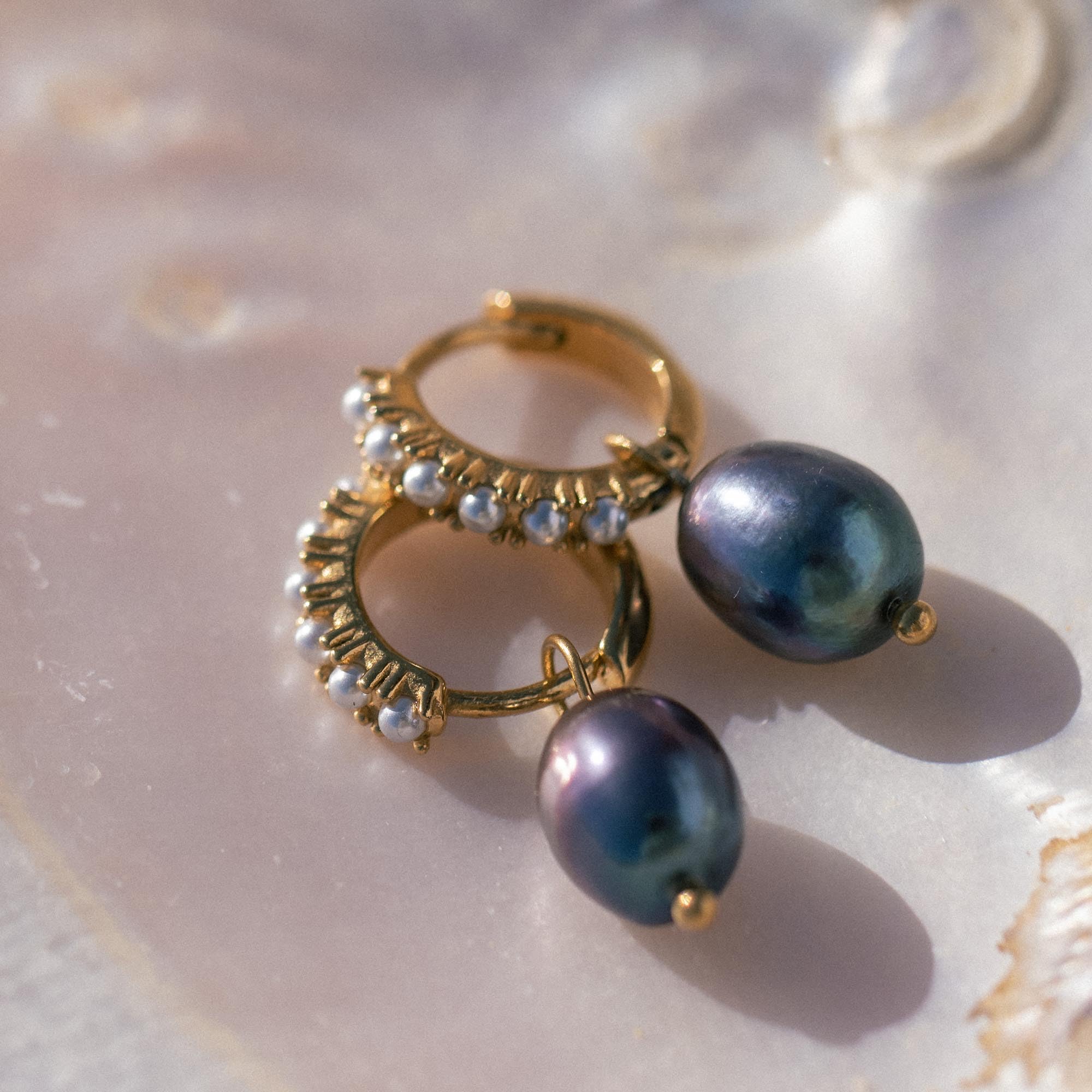 Purelei - Pearly Creolen Damen – Edelstahl 18K vergoldet/rosé/silber – Mit schimmernden Keshiperlen & Glasperlen – Ohrringe Ø 15 mm – Schmuck Unikate