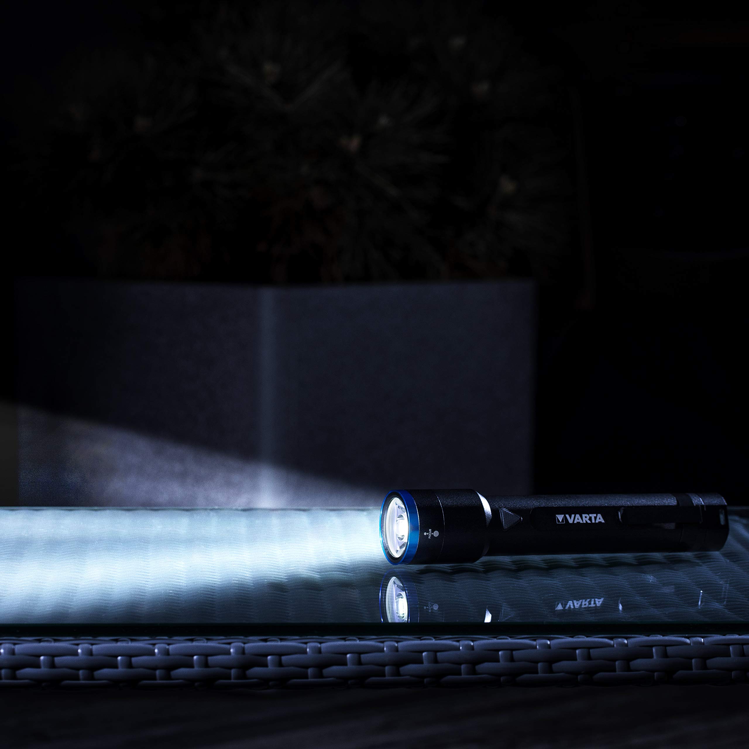 Varta Night Cutter F40 Torcia Ricaricabile Con 4 Modalità Di Luce, 1000 Lumen, Nero