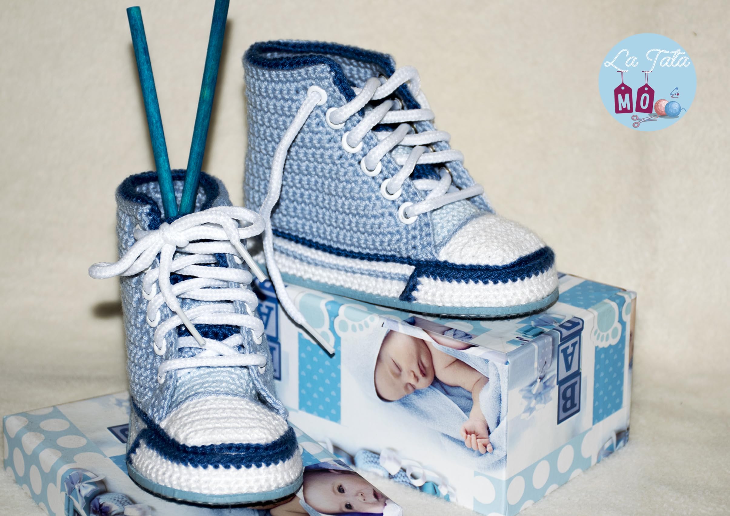Gehäkelte Neugeborenen-Babyschuhe, personalisiert und handgefertigt, High-Top-Sneaker mit farbigen Rändern, erhältlich in allen Babygrößen – 0 bis 12 Monaten. Babyschuhe mit namen gratis