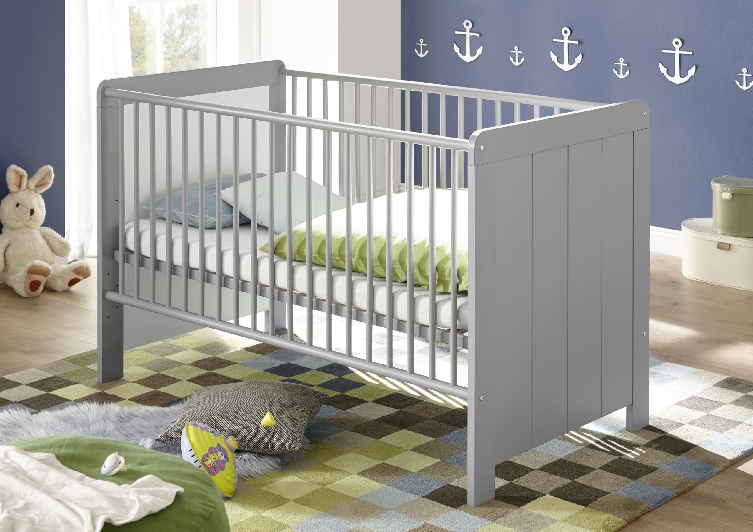 M Möbel-Direkt Deutschlands schnelle Möbel Babyzimmer Larissa 5-teilig - Kinderzimmer in Bolton Oak & Arktisgrau mit Drehtürenschrank, Babybett 70x140 cm höhenverstellbar, Wickelkommode & Regal