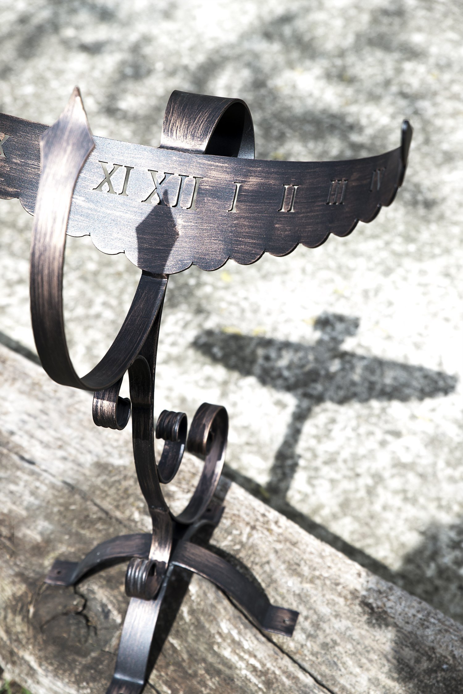 DanDiBo Sonnenuhr Phönix aus Schmiedeeisen Wetterfest 65 cm Gartenuhr Metall Phoenix Uhr