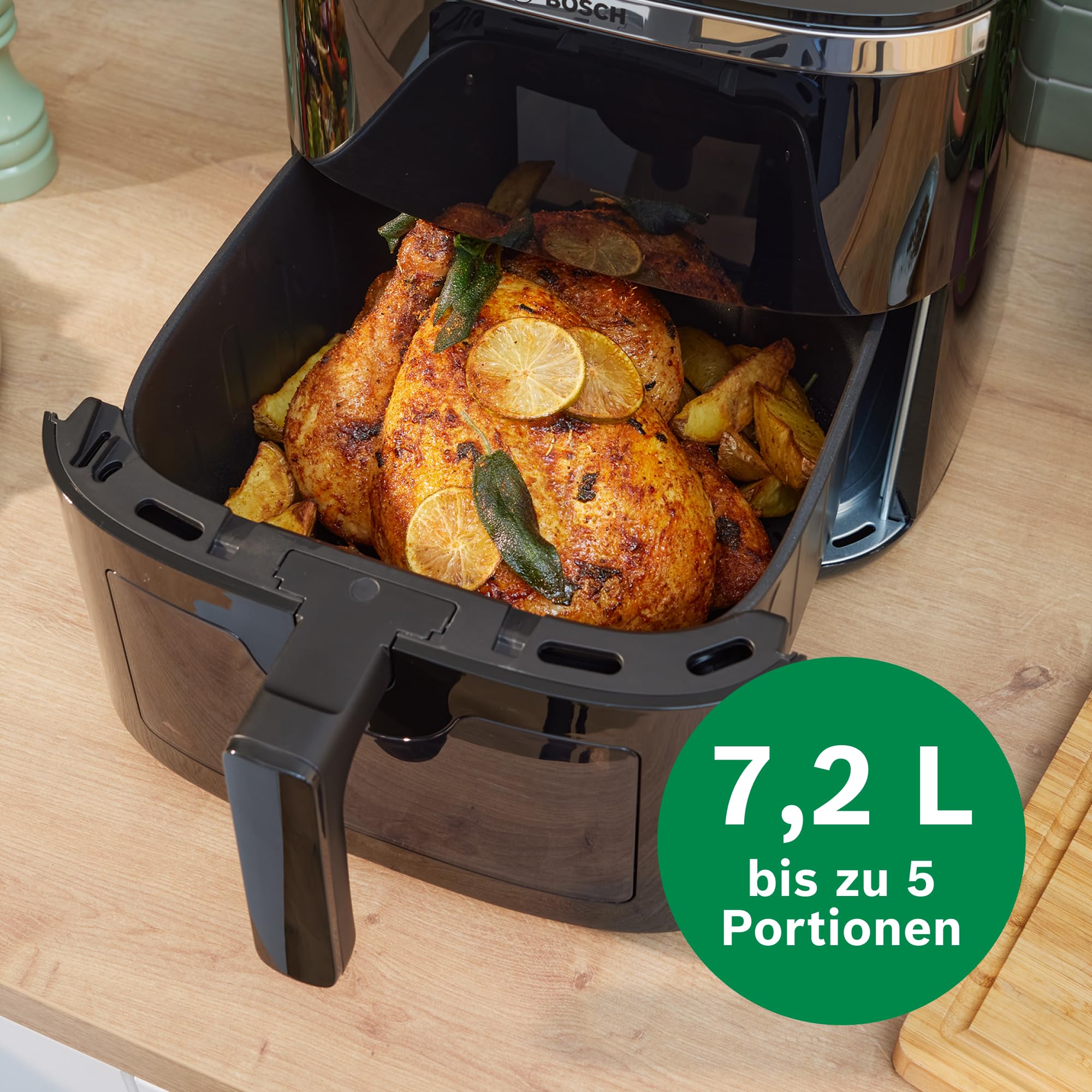 Bosch Heißluftfritteuse Serie 6, XXL 7,2 L Fassungsvermögen, 7 voreingestellte Programme, beleuchtetes Sichtfenster, bis zu 65% schnelleres Kochen, AirFryer in Schwarz, MAF671B0