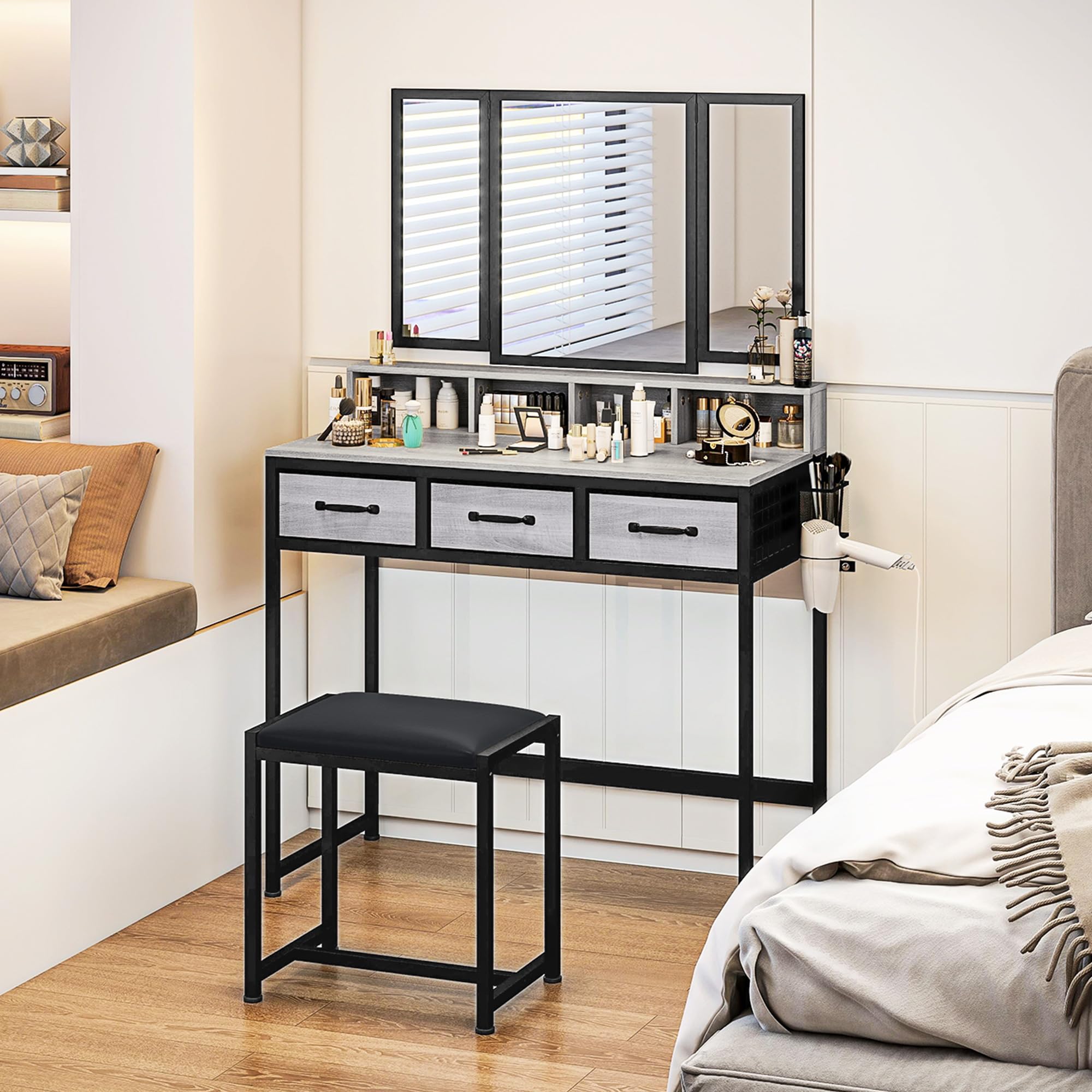 HOMCOM Tocador de Maquillaje con Espejo Tríptico Desmontable en Gris | Tocador con Taburete, 3 Cajones de Tela, Estantes, Soporte para Secador de Pelo, Cesta Metálica, Dormitorio, Vestidor