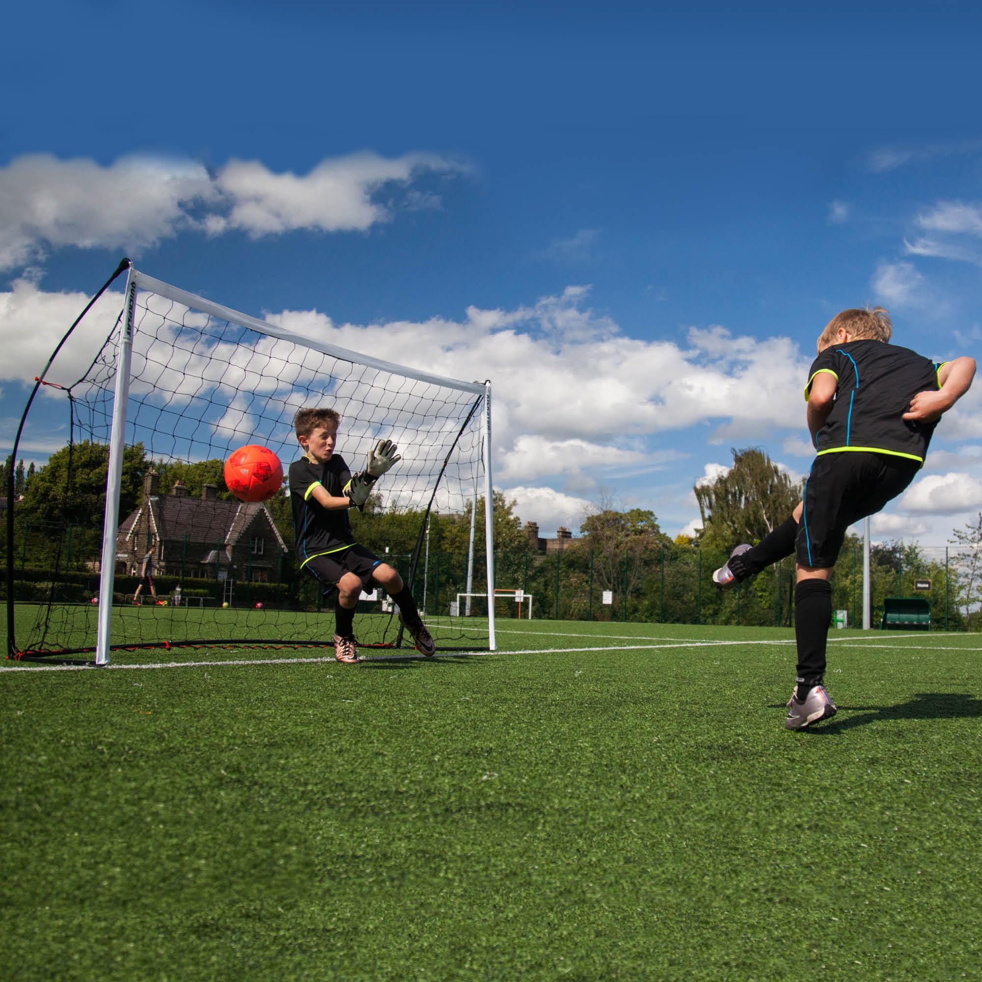QUICKPLAY Spot Target Fußballnetz-Serie | Tragbarer Fußballtrainer für Ballfertigkeiten – mit kostenloser eCOACH-Trainings-App | Fußball-Rebound-Netz in 3 Größen erhältlich