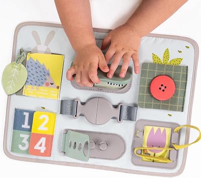 Taf Toys Busy Board للأطفال الصغار، لعبة مونتيسوري لمدة 18 شهرًا فما فوق مع 10 أنشطة تعليمية للأطفال الصغار لتطوير المهارات الحركية الدقيقة وحل المشكلات، تعلم لوحة حسية، لعبة سفر غير سامة.