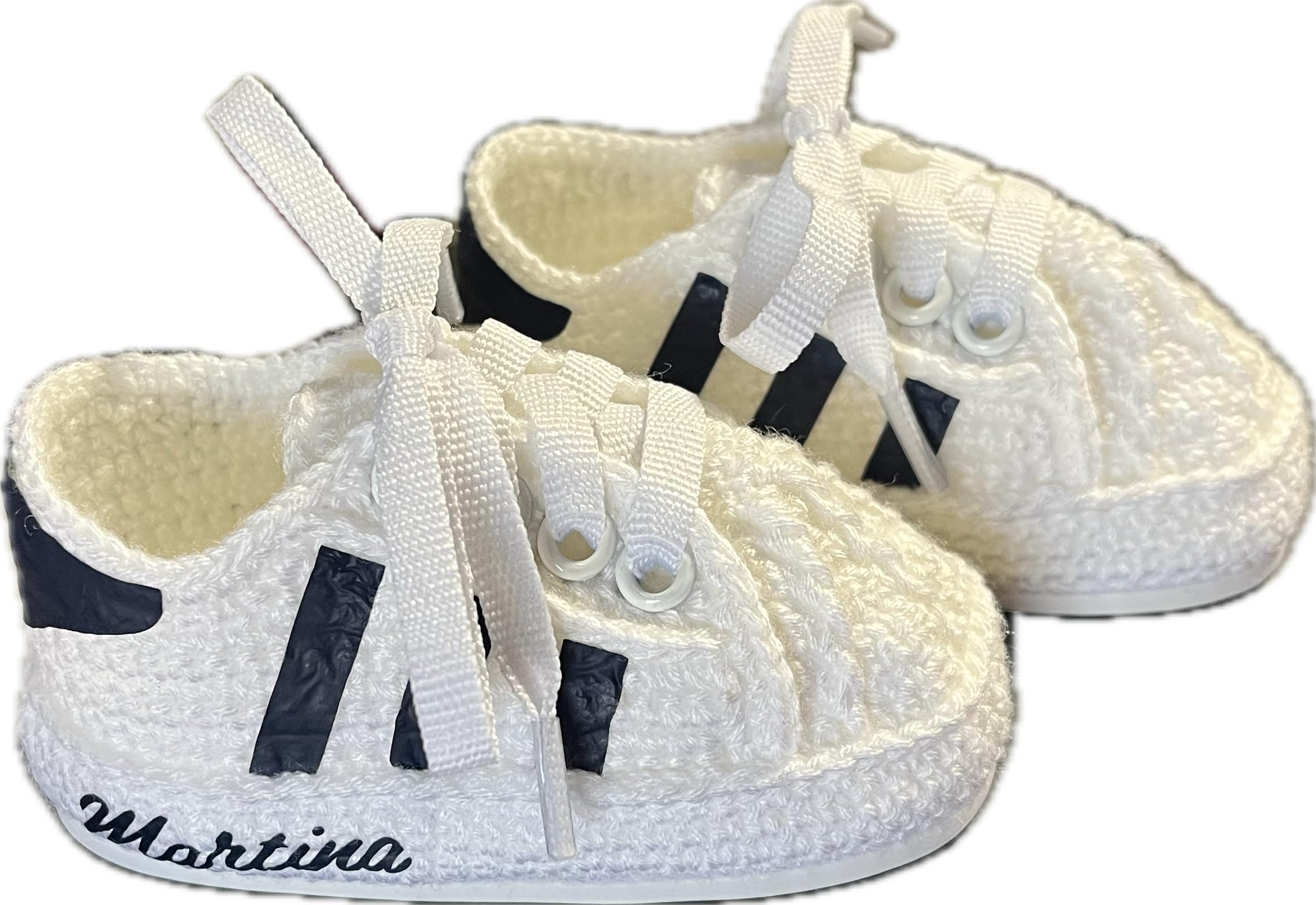 Gehäkelte Babyschuhe mit Namen und schlichten Details, personalisiert und handgefertigt, niedrige Schuhe mit Seitenstreifen, erhältlich in allen Babygrößen von 0 bis 12 Monaten.