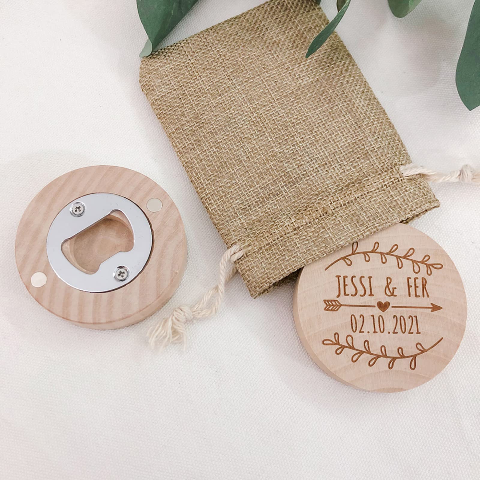 Imán de madera grabado para boda, abrebotellas de cerveza, regalo de recuerdo de boda con bolsa de arpillera (20 piezas)