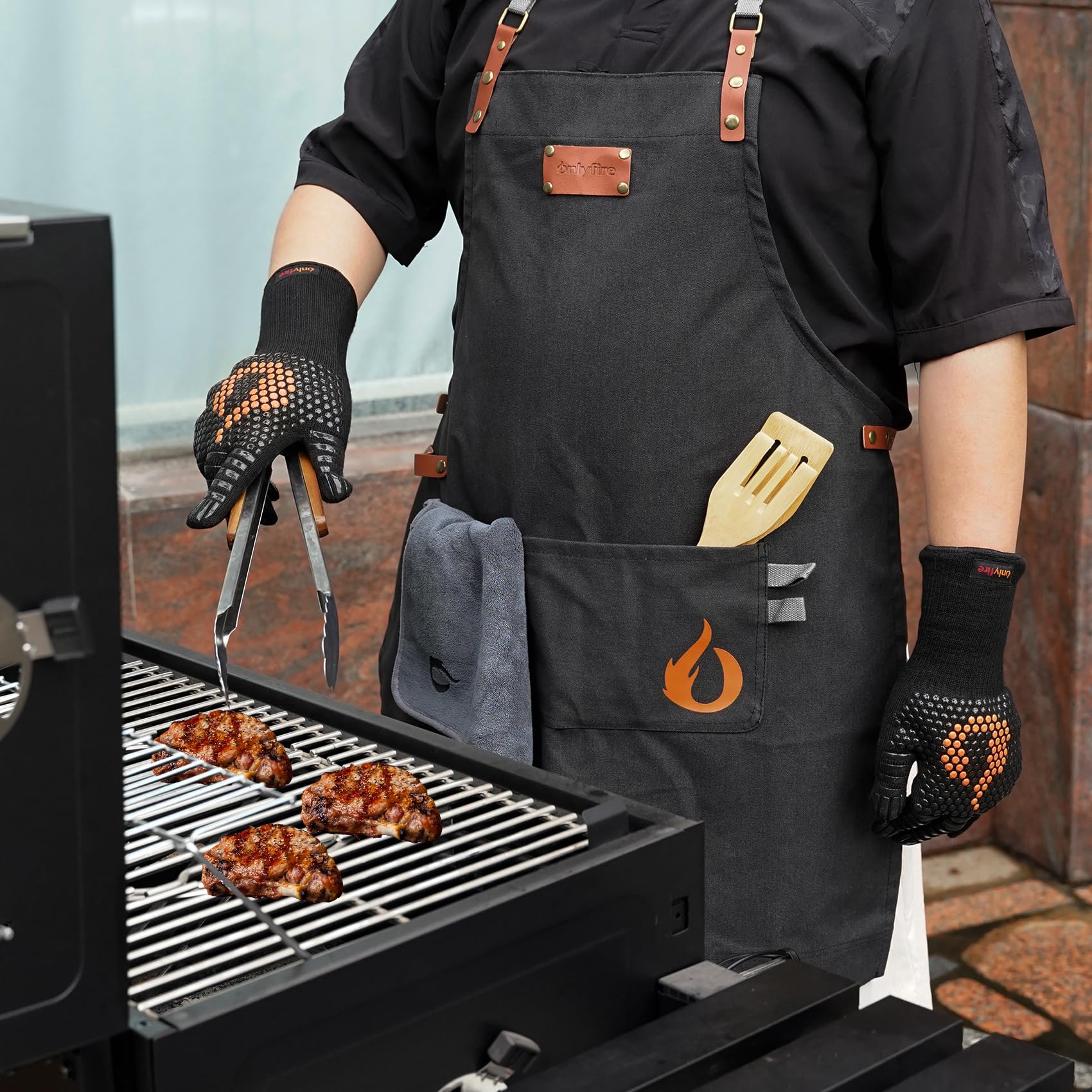 onlyfire Set di Utensili da Cucina da 3 Pezzi, Guanti da Barbecue Resistenti al Calore, Grembiule Regolabile con 2 Tasche e Panno di Pulizia in Microfibra, Set di Accessori per Barbecue per Cucinare