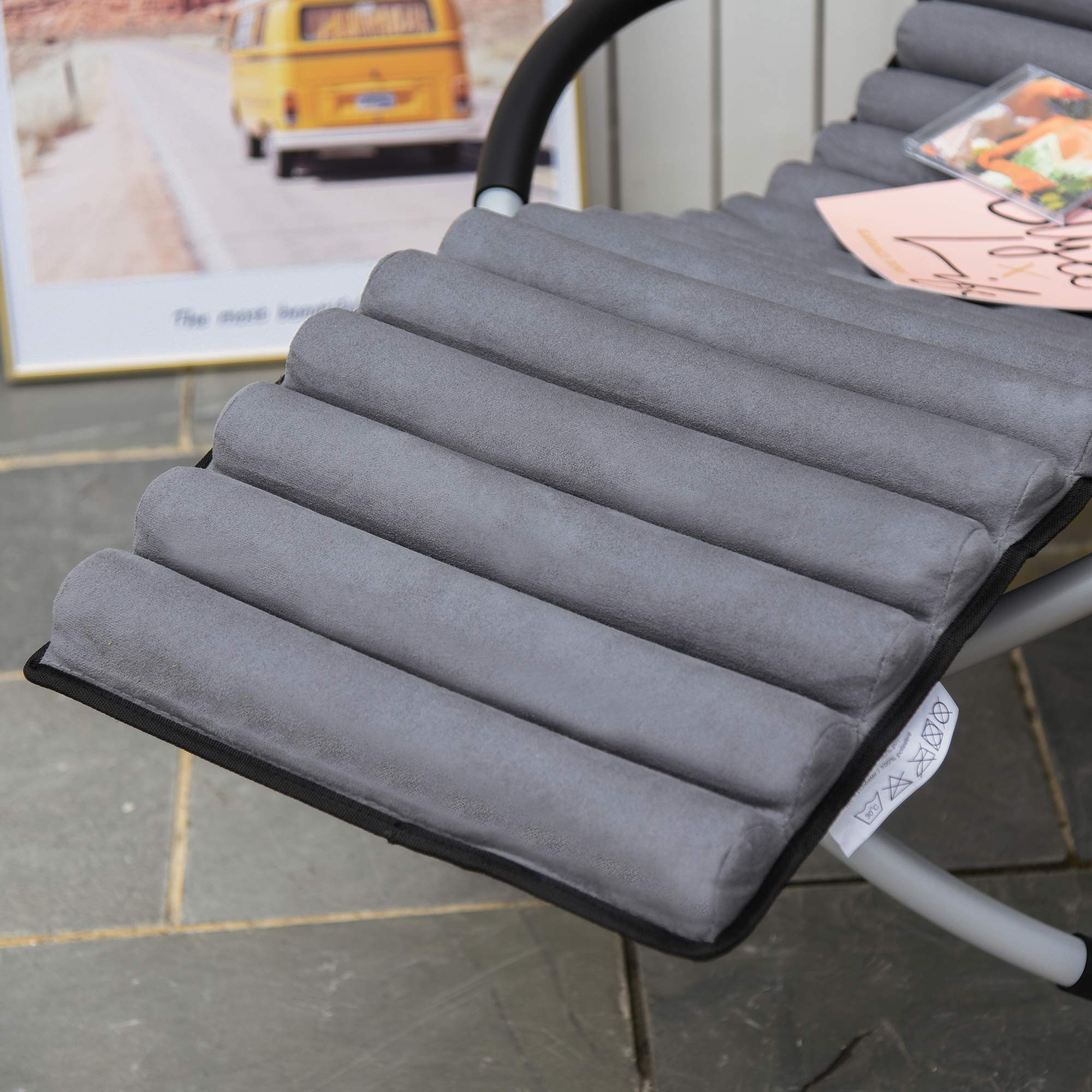 Outsunny Chaise Longue à Bascule Pliable Rocking Chair Design Contemporain avec Matelas revêtement Aspect Daim métal textilène Gris Noir