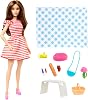 Barbie Pink Passport Paris Set con ropa y accesorios de picnic, incluye muñeca castaña 1