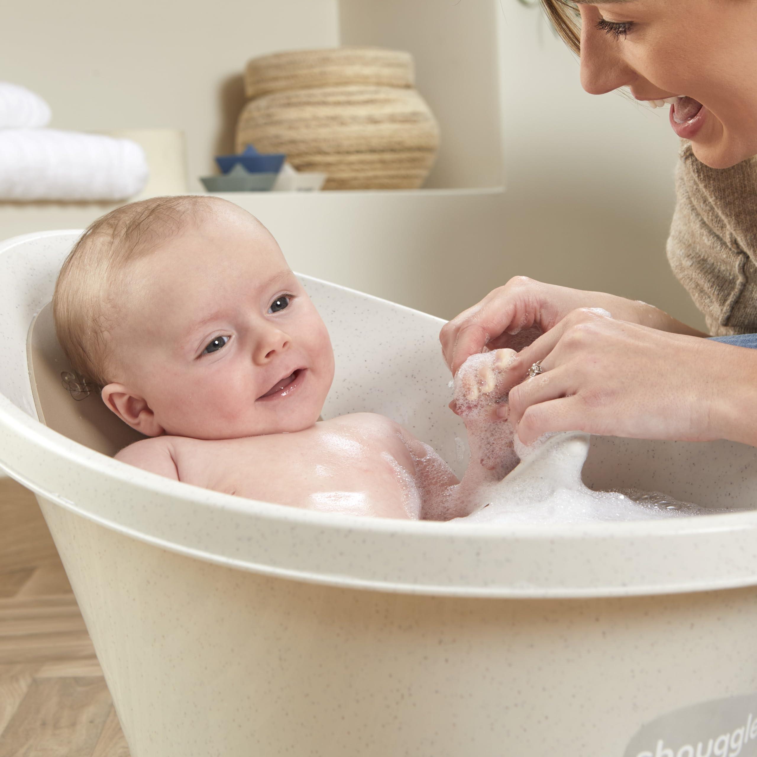 Shnuggle ECO - Bañera para bebé recién nacido | Material reciclado con refuerzo integrado y respaldo suave | Adecuado para recién nacidos | Incluye tapón de agua | Galletas y color crema