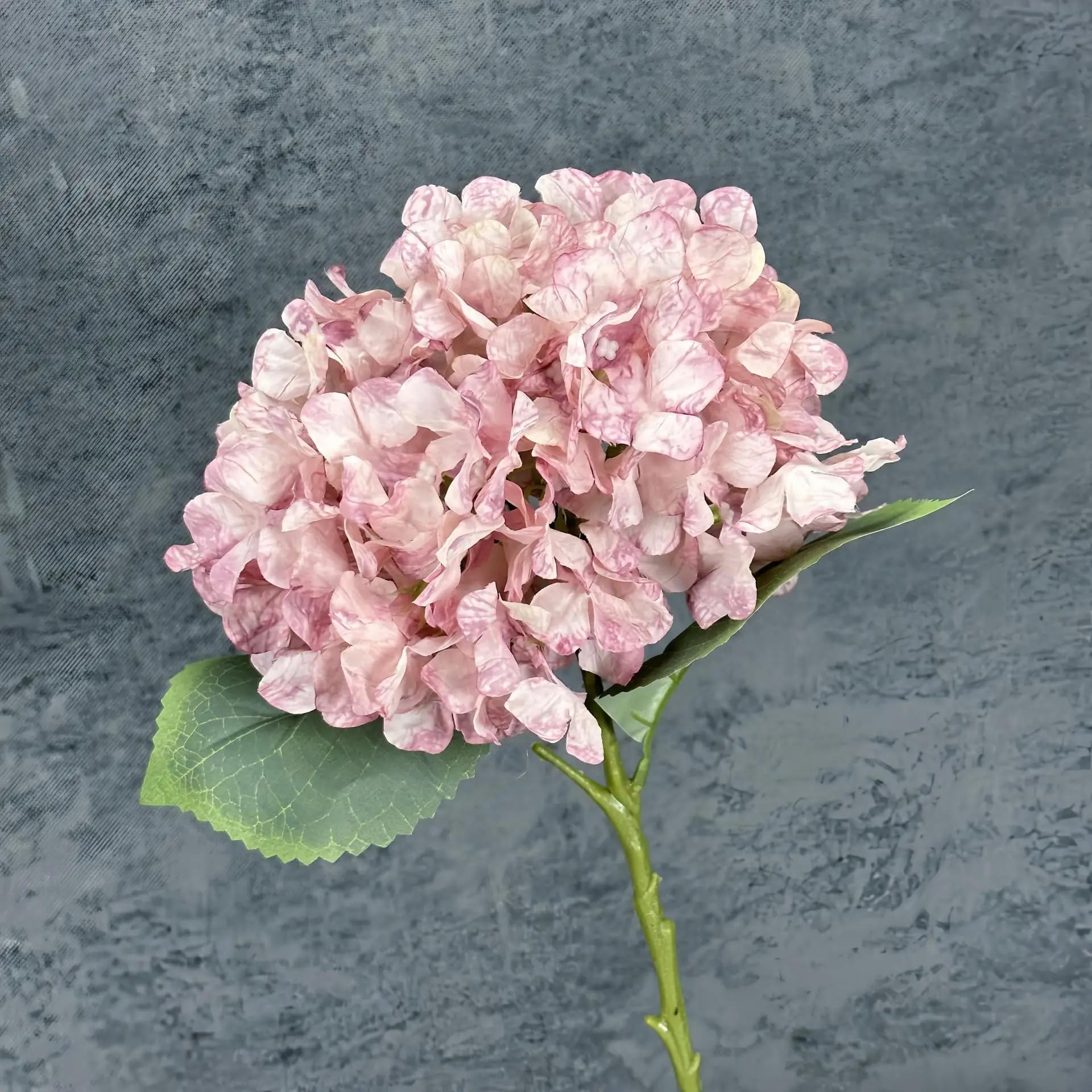 Arrangement floral hortensias artificiels violet clair pour centre de table de mariage chic