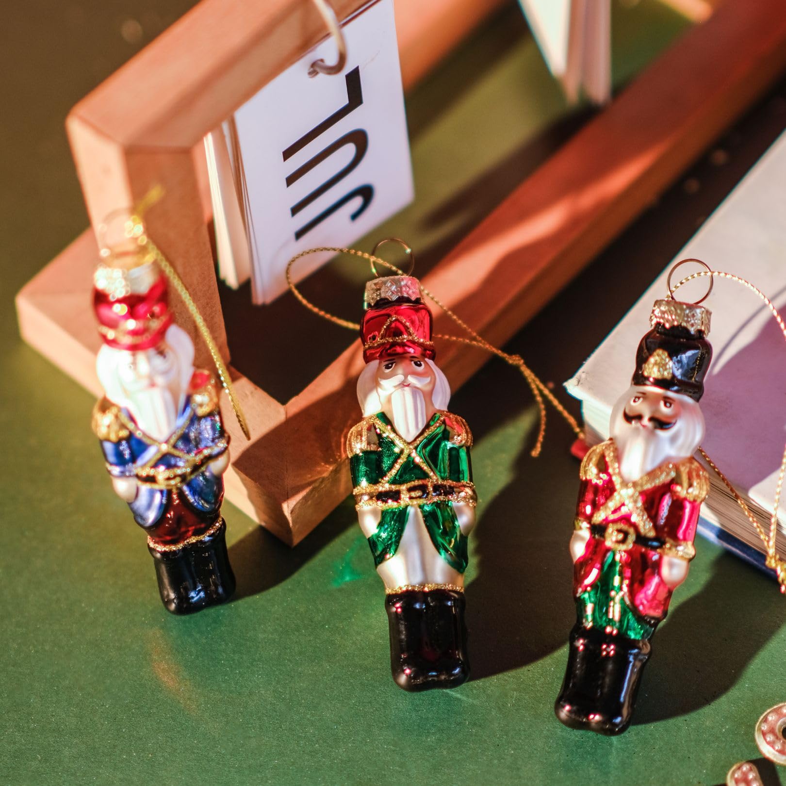 Ręcznie dmuchany dziadek do orzechów ozdoby świąteczne zestaw 3 szt. - wys. 9,6 cm szklane żołnierze z ręcznie malowanymi detalami (zielony, czerwony, niebieski)