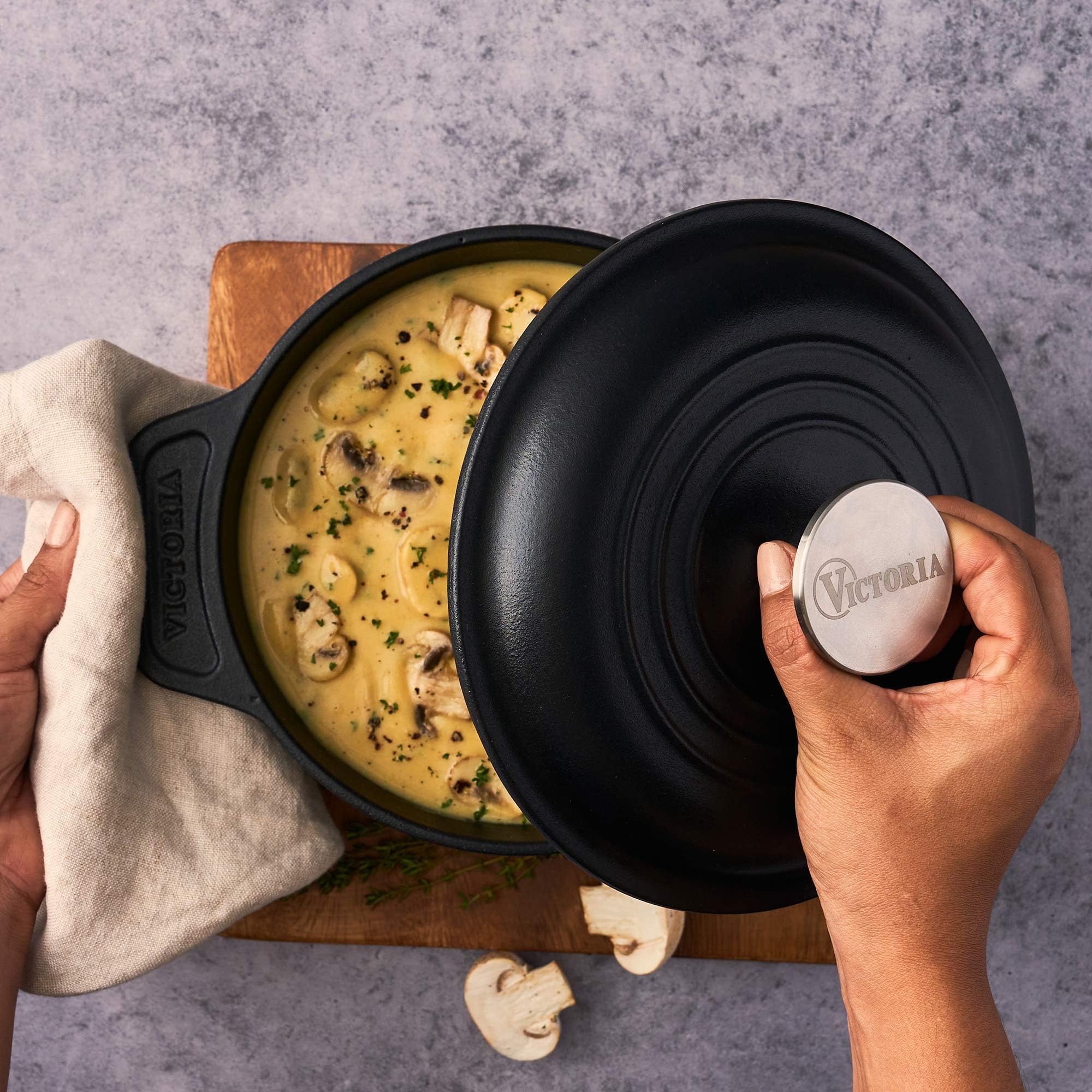 Victoria Cocotte Induction Fonte Émaillée 20cm, Dutch Oven 1,9L, Four Hollandais Sans PTFE et PFOA, Convient pour Feu, Barbecue, Four, Vitrocéramique, Gaz