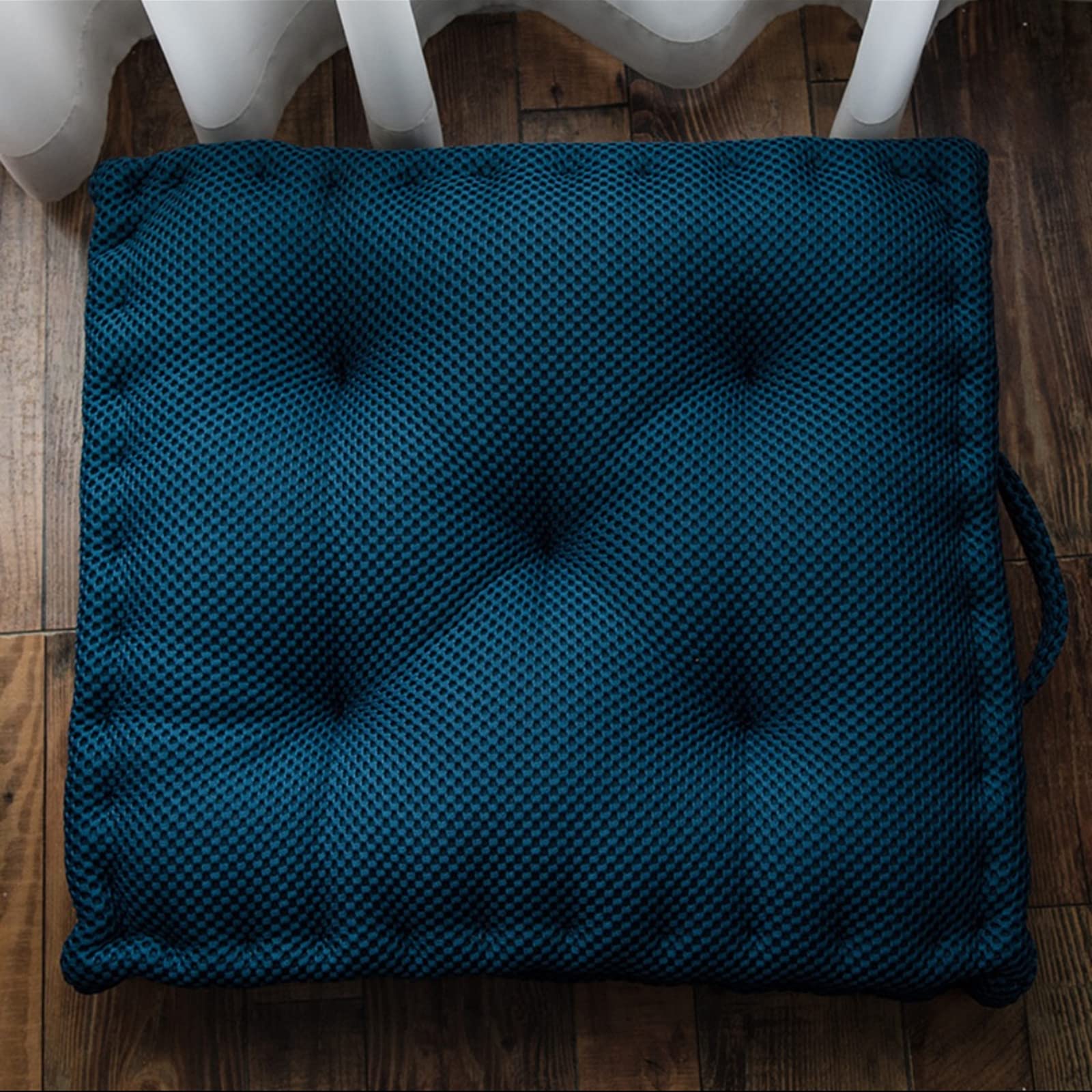 Coussin bleu foncé pour chaise et sol : sublimez votre salle à manger et vos voyages