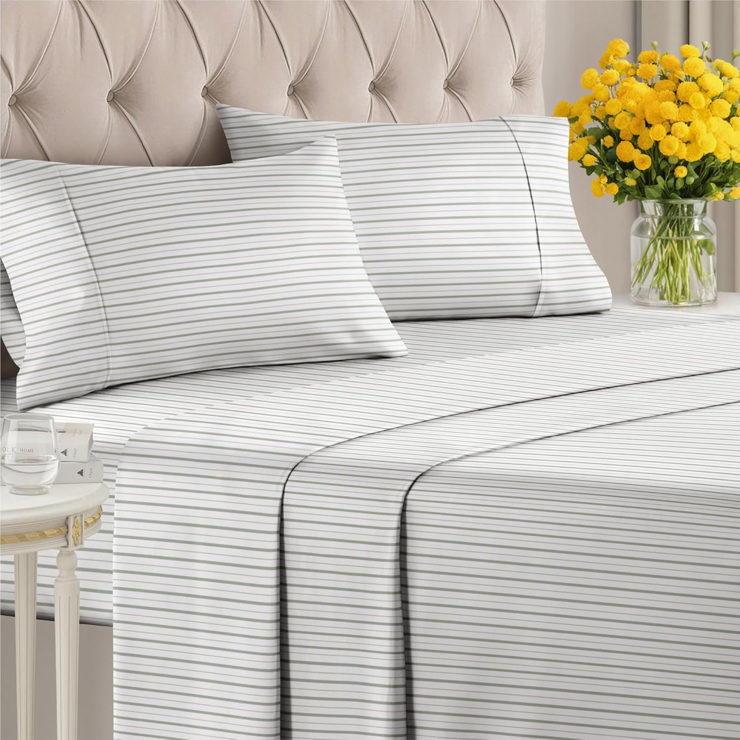 Striped Sheets - Light Grey & White Striped Sheets - 1 Flat & 1 Fitted & 2 Pillowcases w/ Deep Pockets – Wrinkle & Fade Free - Soft Breathable & Cooling – Luxury Pinstripe Bedding - Queen Size Bed Set