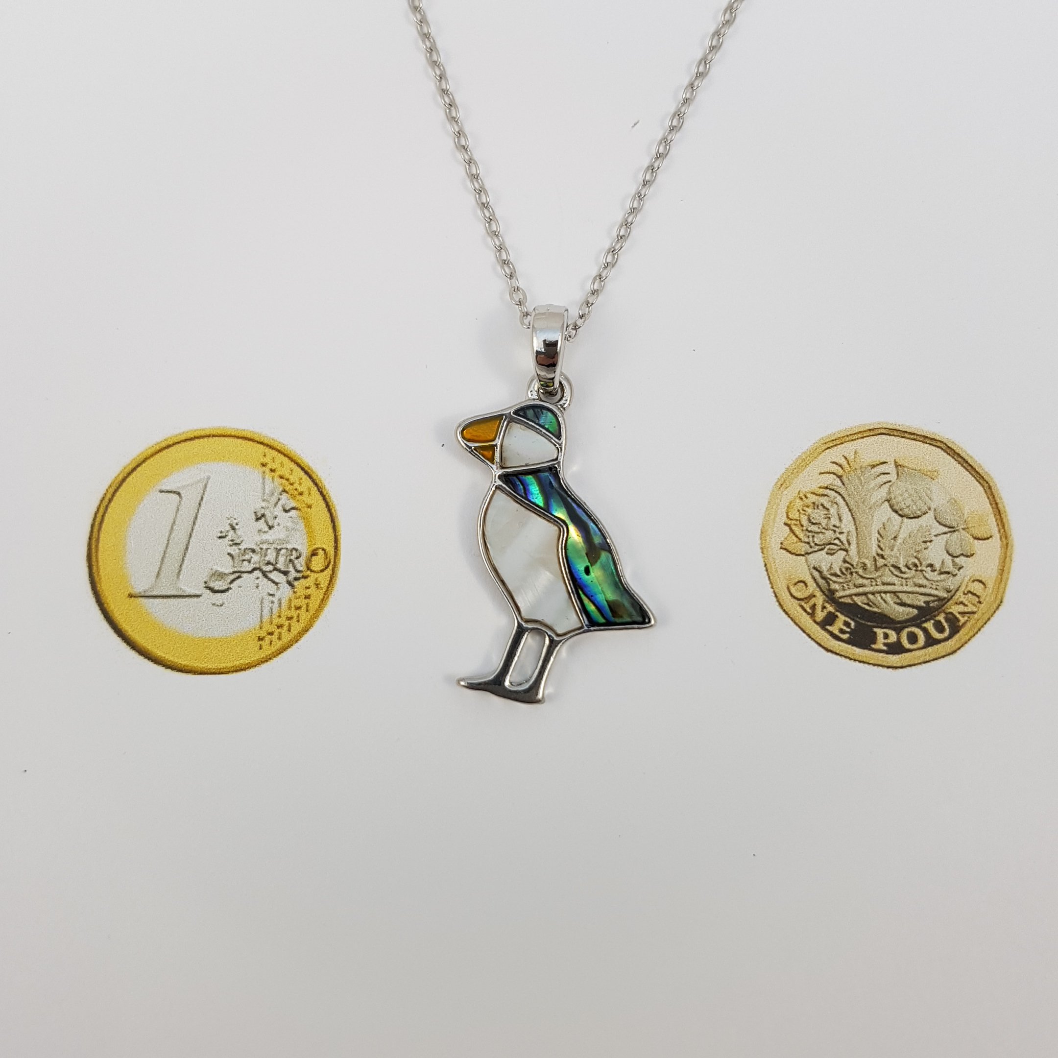Papageientaucher-Anhänger eingelegt mit natürlichem Grün und Perlmutt, Abalone-Muschel an 45,7 cm langer Kette, mit passenden hypoallergenen Ohrringen.