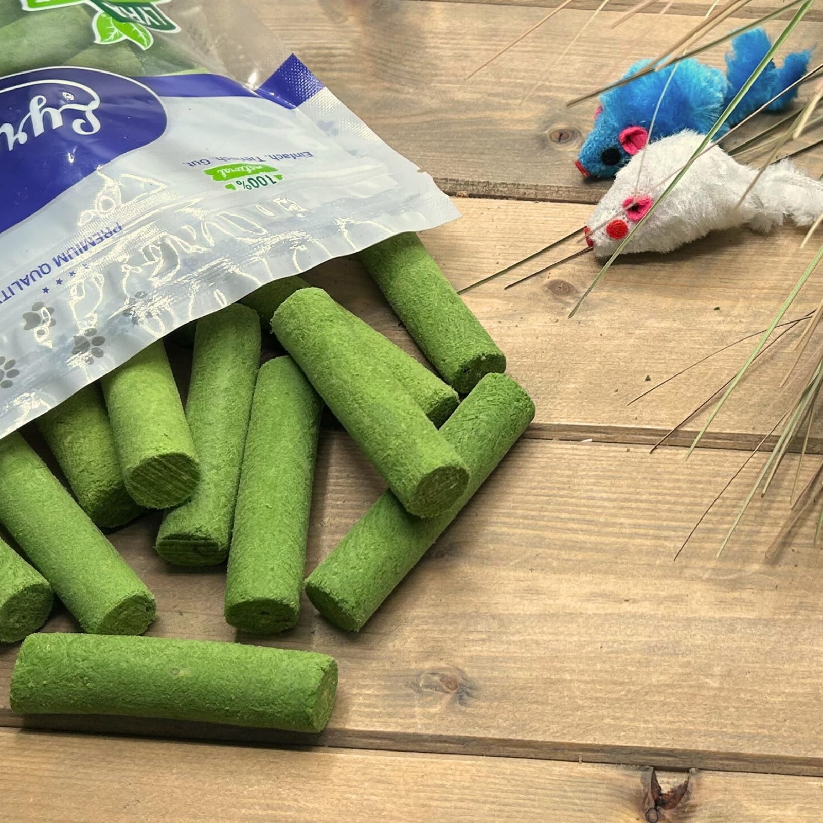 Lyra Pet® 1 kg (5 x 200 g) Katzengras Sticks gefriergetrocknet + 30L Tonne | Mit Huhn & Gerstengras - Getreidefrei & verdauungsfördernd - Ideal auch für Kitten & Senioren - Vitalstoffreiche Belohnung