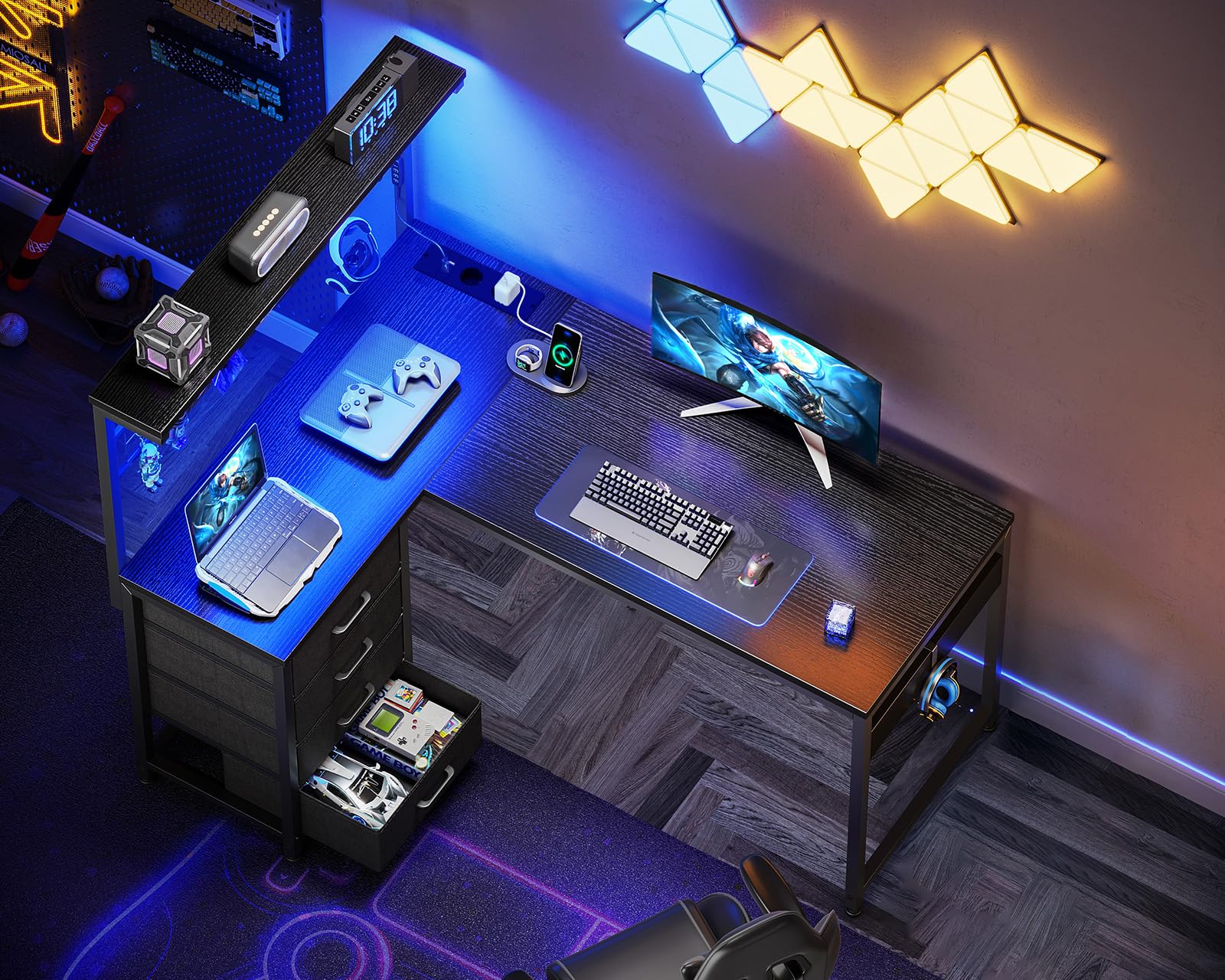 Coleshome Escritorio Gaming en L con 4 Cajones, 130x100cm Escritorio Gamer con LED y Enchufes, Escritorio Esquinero Mesa Gaming con Estanteria para Juegos Oficina en Casa, Negra