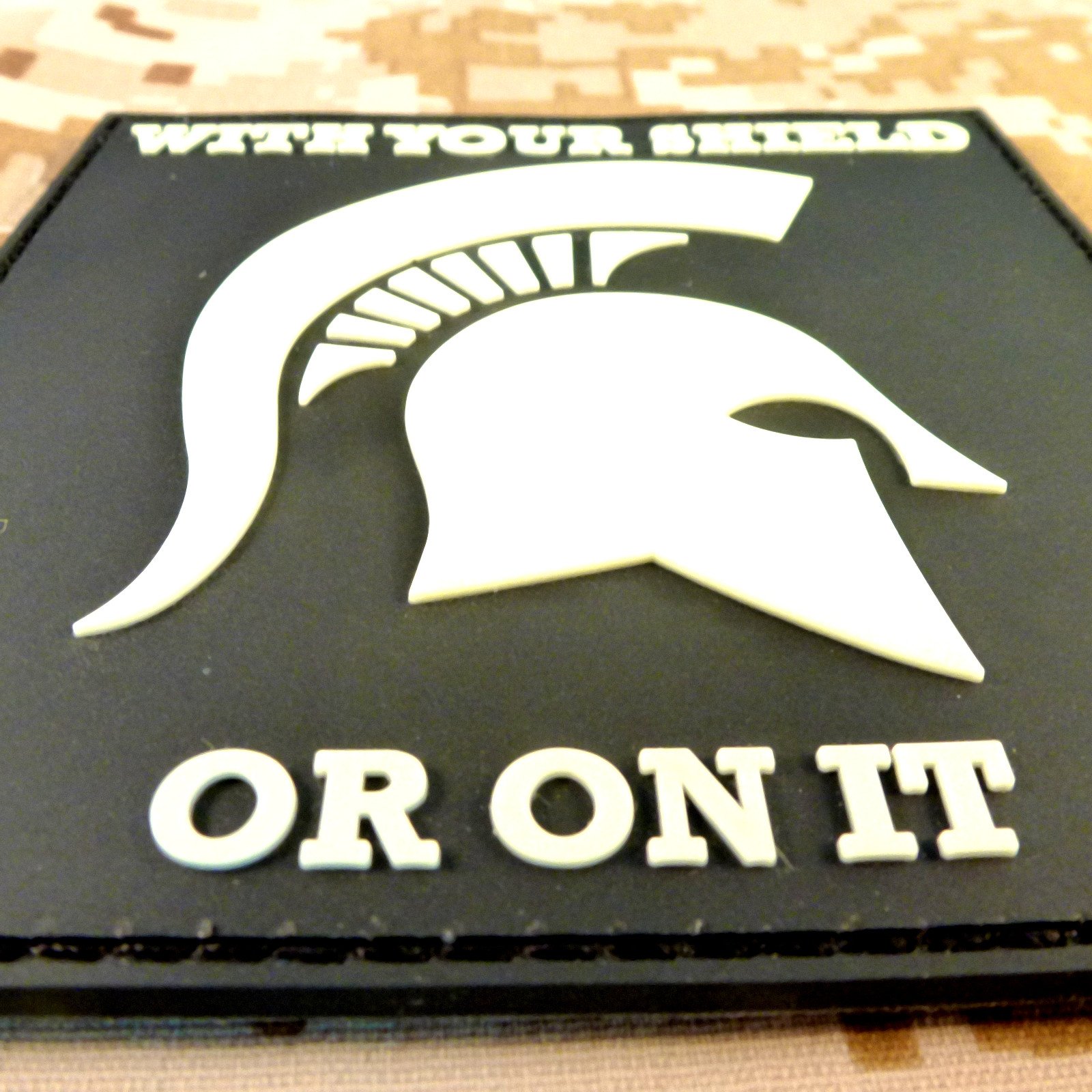 Patch Morale Spartan – Casque Olive Drab, PVC Souple 3D, 8,5 Cm – ‘With Your Shield Or On It’ – Scratch Crochet