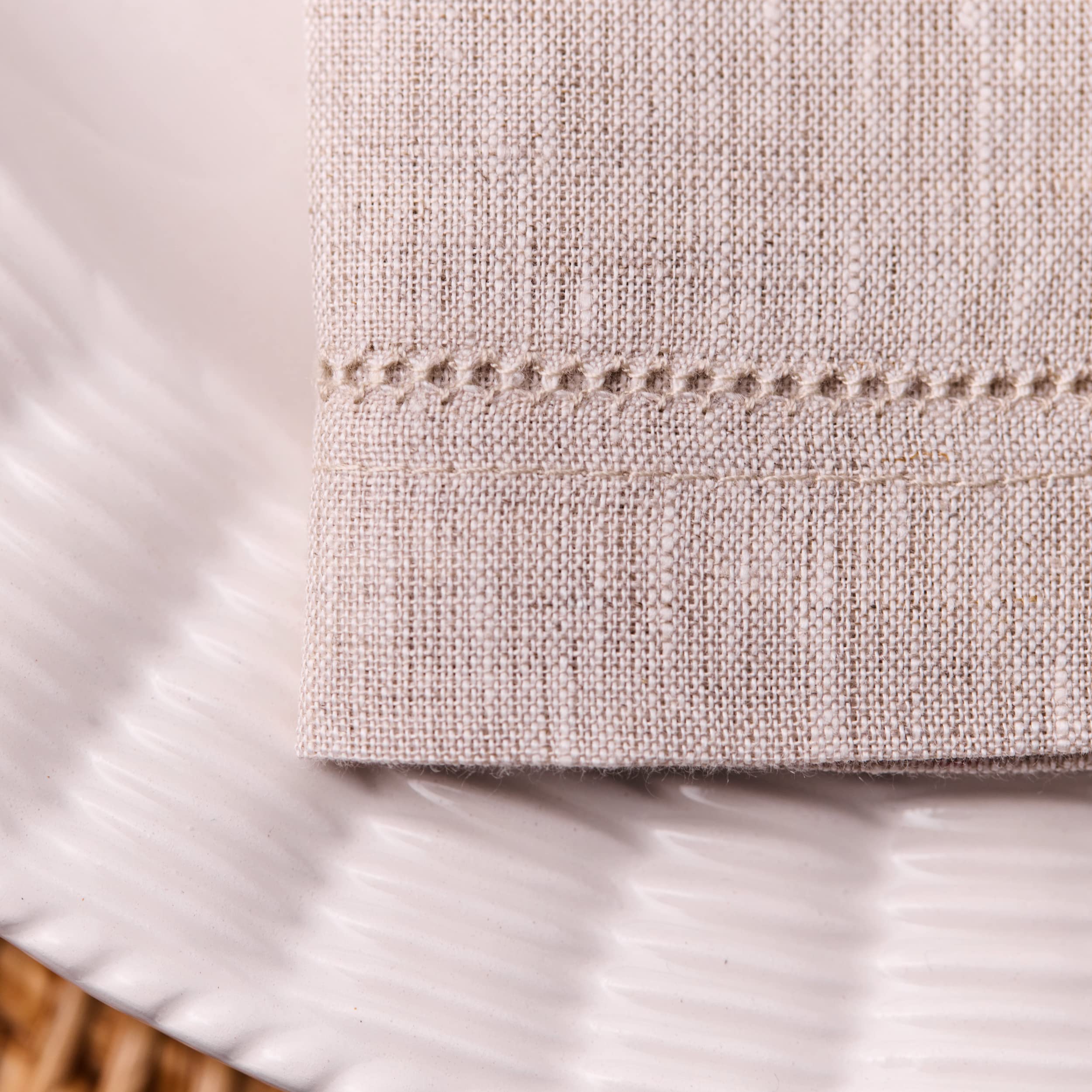 CLIO & CLOVER Leinenservietten – Naturleinenservietten, Set mit 4 Stück, 100 % Leinen, Hohlsaum, luxuriöses Design, wird wunderschön verpackt von der Londoner Marke Clio and Clover geliefert