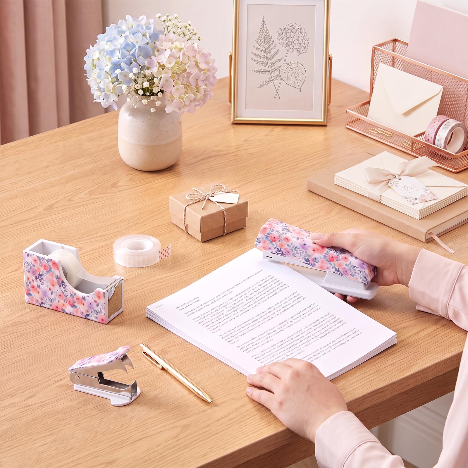 Eaasty Juego de grapadora floral y dispensador de cinta, bonito juego de suministros de oficina con 2 rollos de cinta, removedor de grapas y 1000 grapas 24/6, accesorios de escritorio para profesores