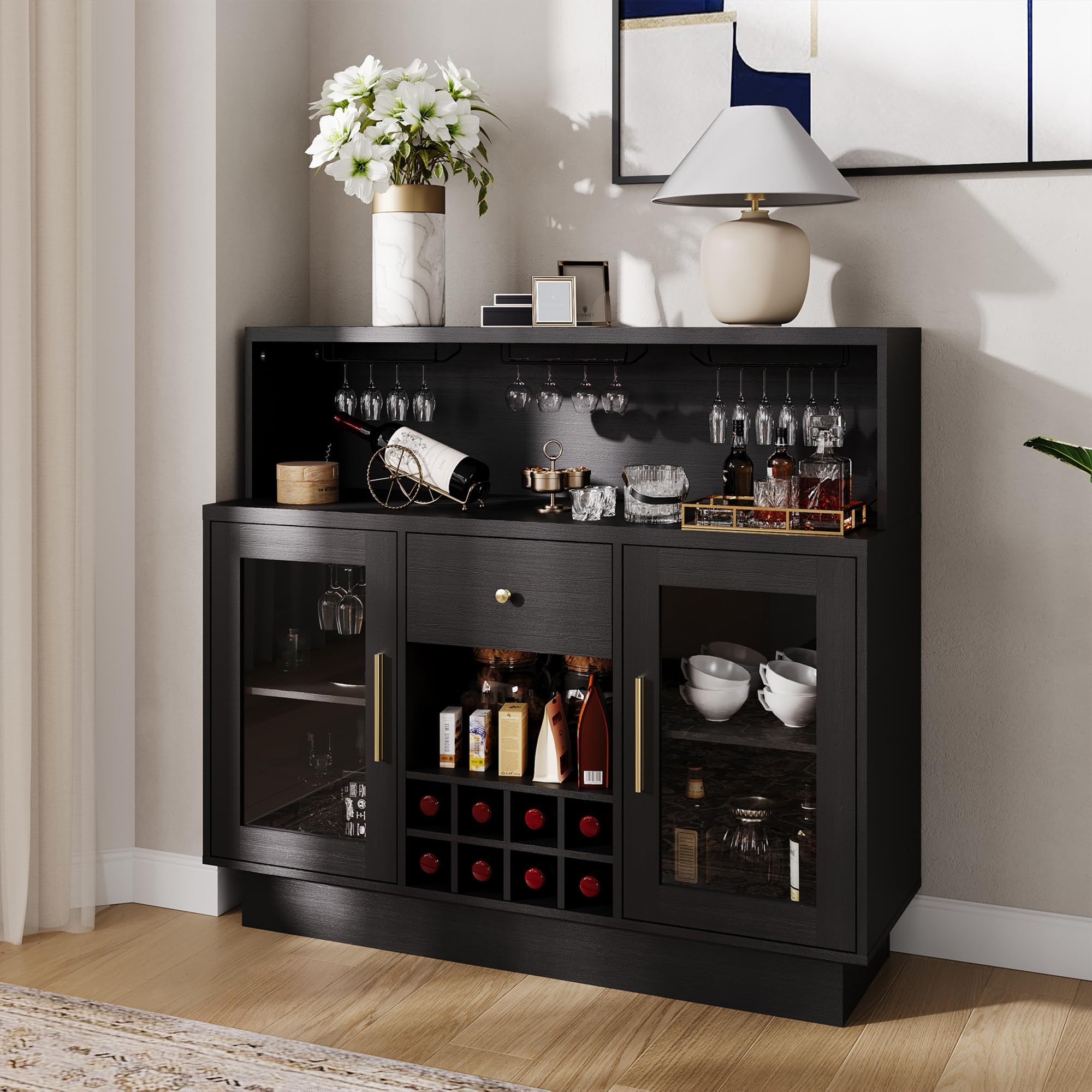 Garvee Modernes Wein- und Barschrank mit LED-Beleuchtung – Glashalter, Schublade, Steckdose, Platz für 8 Flaschen & 9-15 Gläser – Farbe: Schwarz