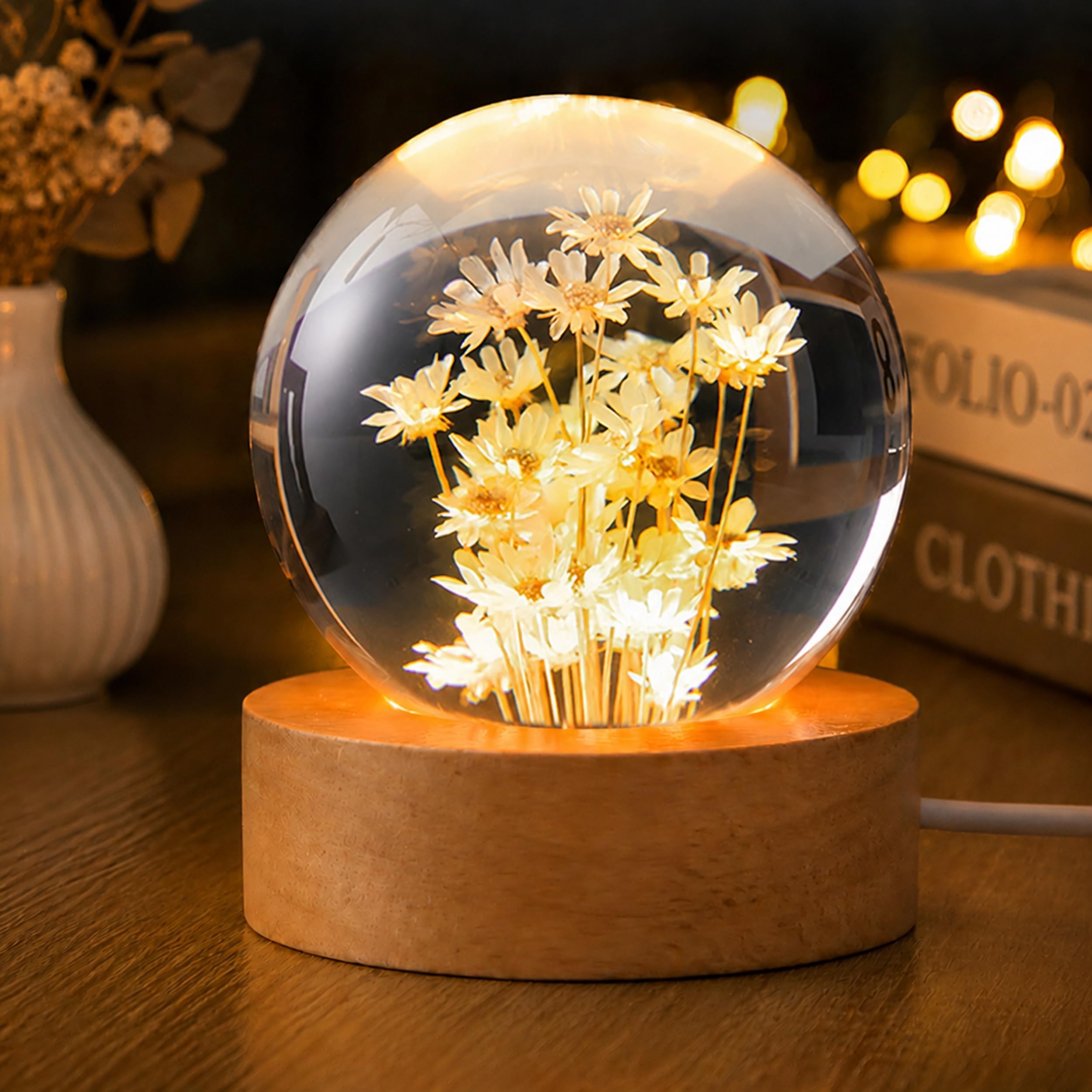 Kristallkugel Nachtlicht 6 cm mit USB Holzsockel, LED Deko Lampe mit Gänseblümchen Harzkugel, Stimmungslicht für Schlafzimmer Wohnzimmer Büro, Geschenk für Frauen Mama Freundin Geburtstag Weihnachten Beleuchtung
