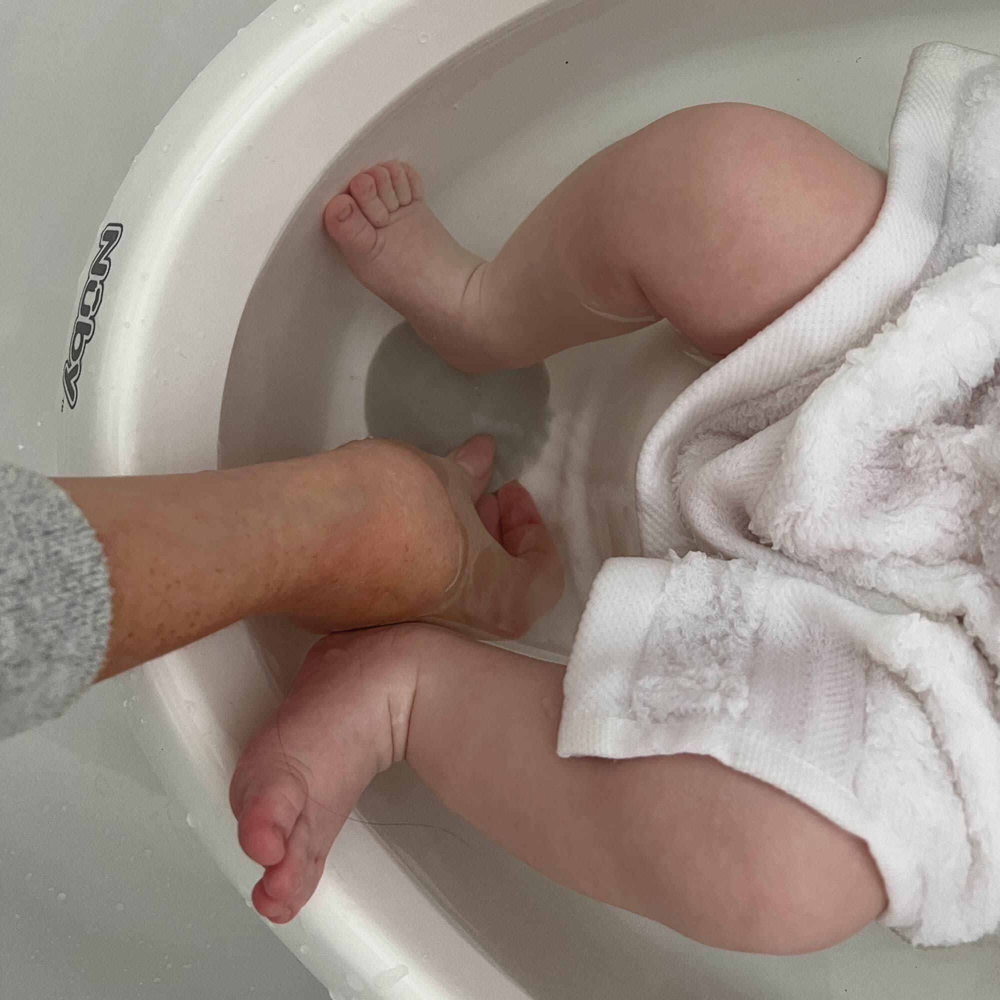 Nuby Thermomètre de Bain Bébé Pingouin + Dr. Talbot’s Baignoire avec Support Antidérapant