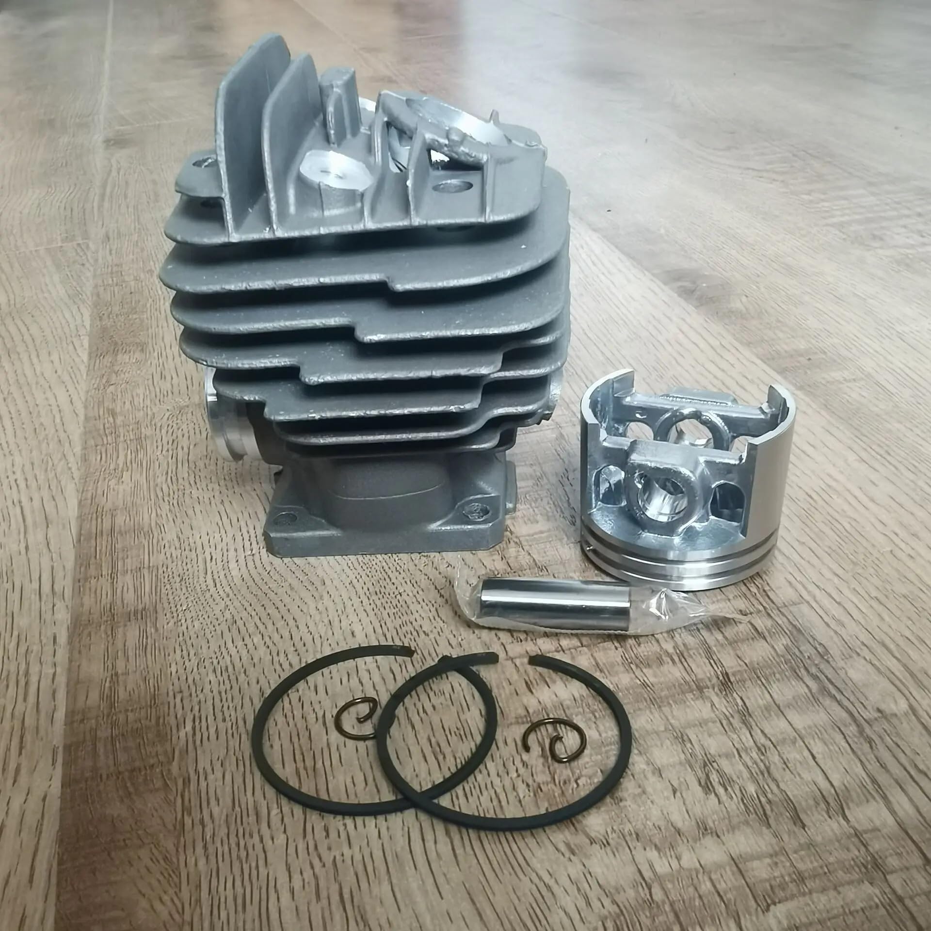 HUILA Zestaw tłoka cylindra pasuje do części zamiennych do pił łańcuchowych 026 MS260 44 mm powłoką chromowaną(44.7mm)