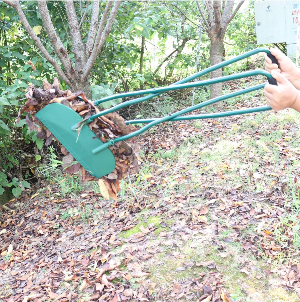 Agarre de jardín de mango largo para una recogida eficiente de hojas y hierba, diseño de paleta de plástico resistente para una fácil recogida y recogida