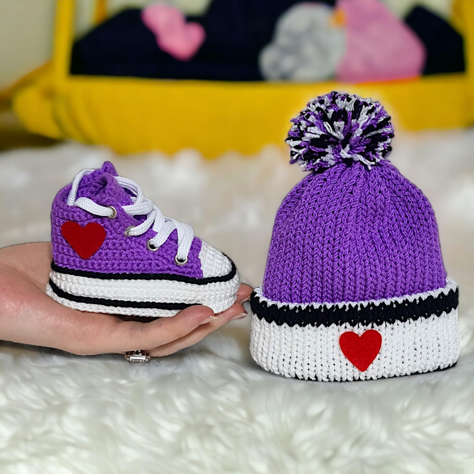 Handgemachtes geschlechtsneutrales Häkel Baby lila Sneaker und Mützen Set, weiche Sohle, individualisierbar, perfekt für Neugeborene Jungen und Mädchen, 0-3M bis 9-12M