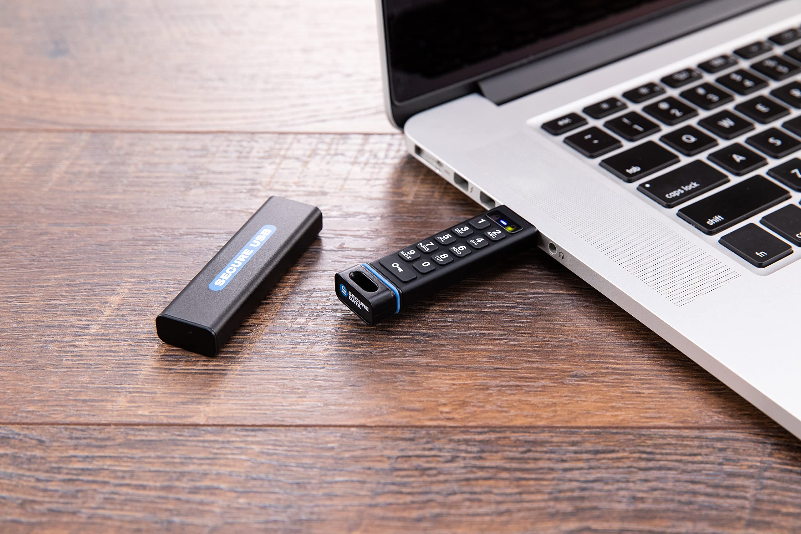 SecureData SecureUSB KP (8GB) 256bit Hardware Encrypted USB 3.0 Flash Drive FIPS 1402 Nivel 3 Validado Desbloquear mediante teclado integrado con 3 años de garantía Funciona con cualquier