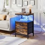 HOOBRO Table de chevet avec station de recharge, Table de nuit avec LED Lumière, tableau de fin avec 2 Tiroirs de tissus et rangement ouvert, 1 Sortie et 2 USB Ports, pour Chambre, Rustique Brown BF210UDBZ01