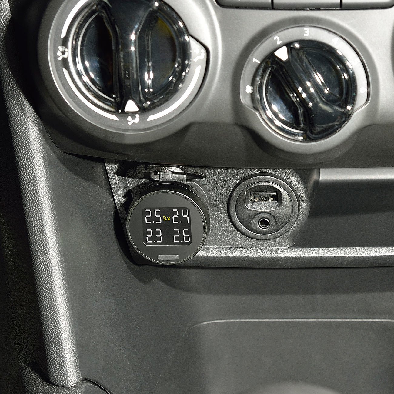 Lescars Reifendruckkontrolle: Reifendruck-Kontrollsystem mit Temperaturanzeige, 12 V, USB (Reifendruckanzeige, Reifendruckkontrollsystem Motorrad, Autoreifen)