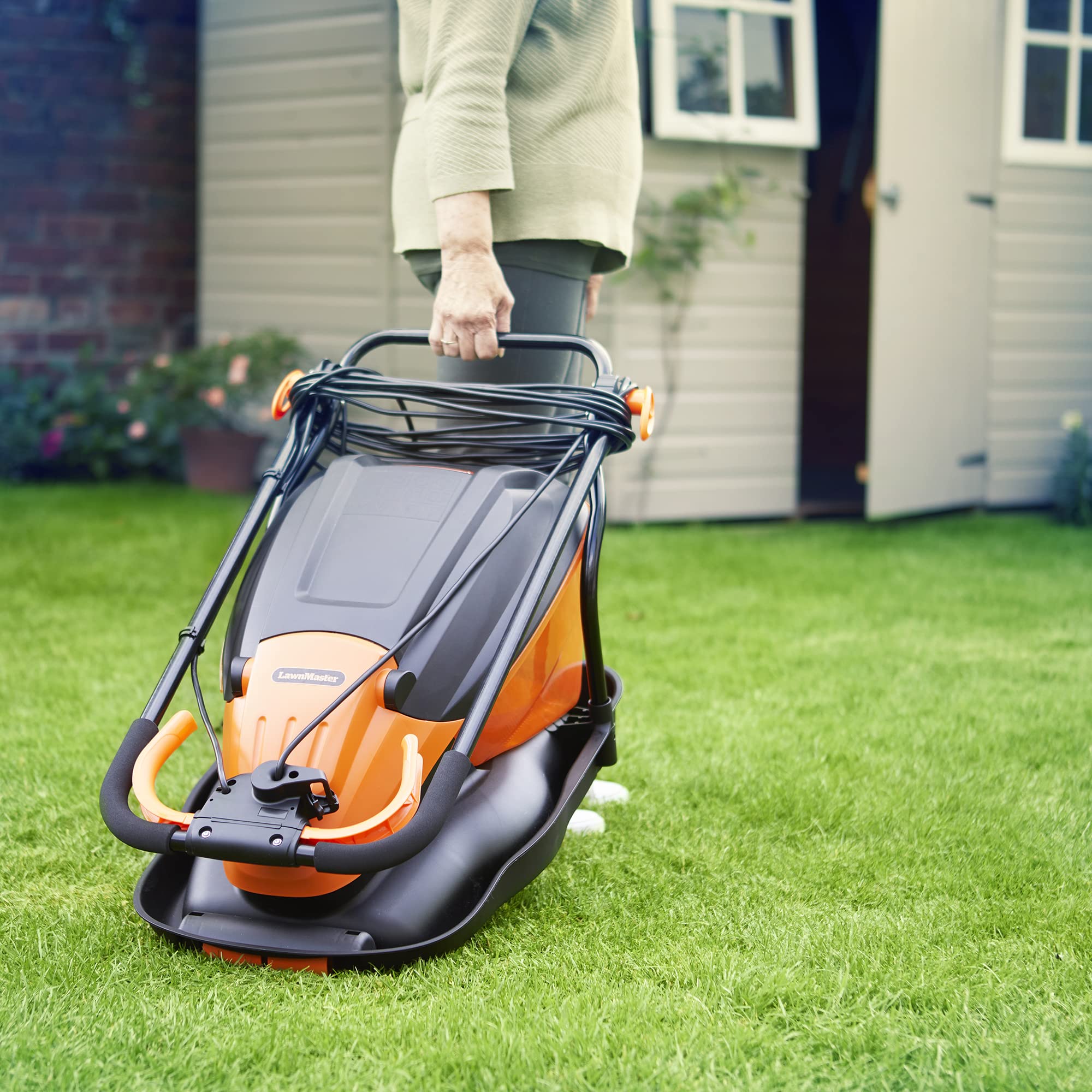 LawnMaster 1800W 36cm Hover Mower con collezione