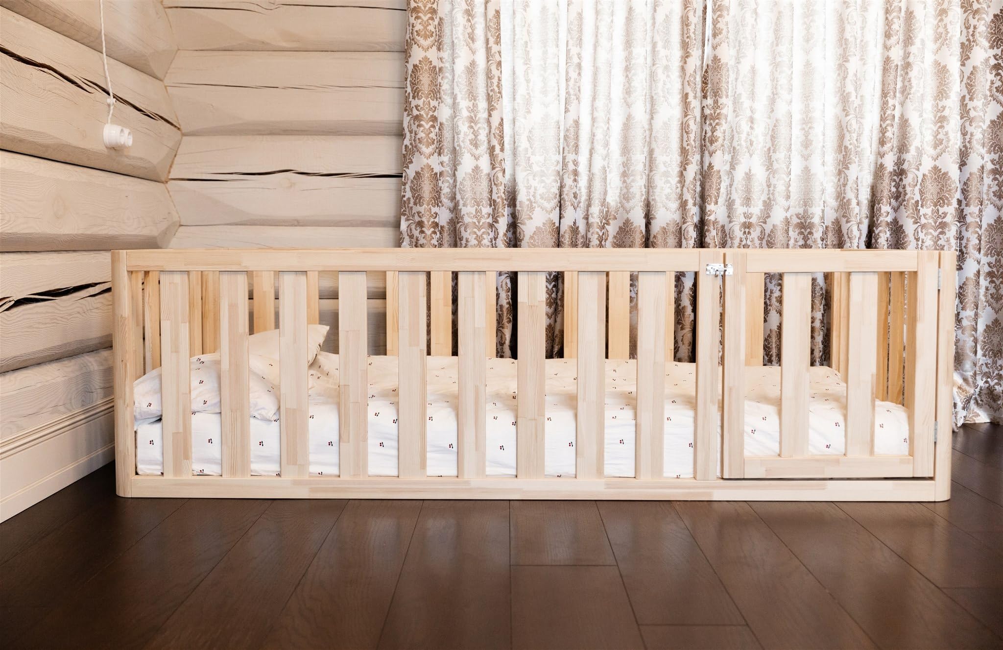 Montessori Bett, Bodenbett mit Türen, Rausfallschutz, Kinderbett aus Kiefernholz, Holzbett mit Bettgestell für Jungen und Mädchen, Laufstall, Laufgitter, 120x200 cm, Natur